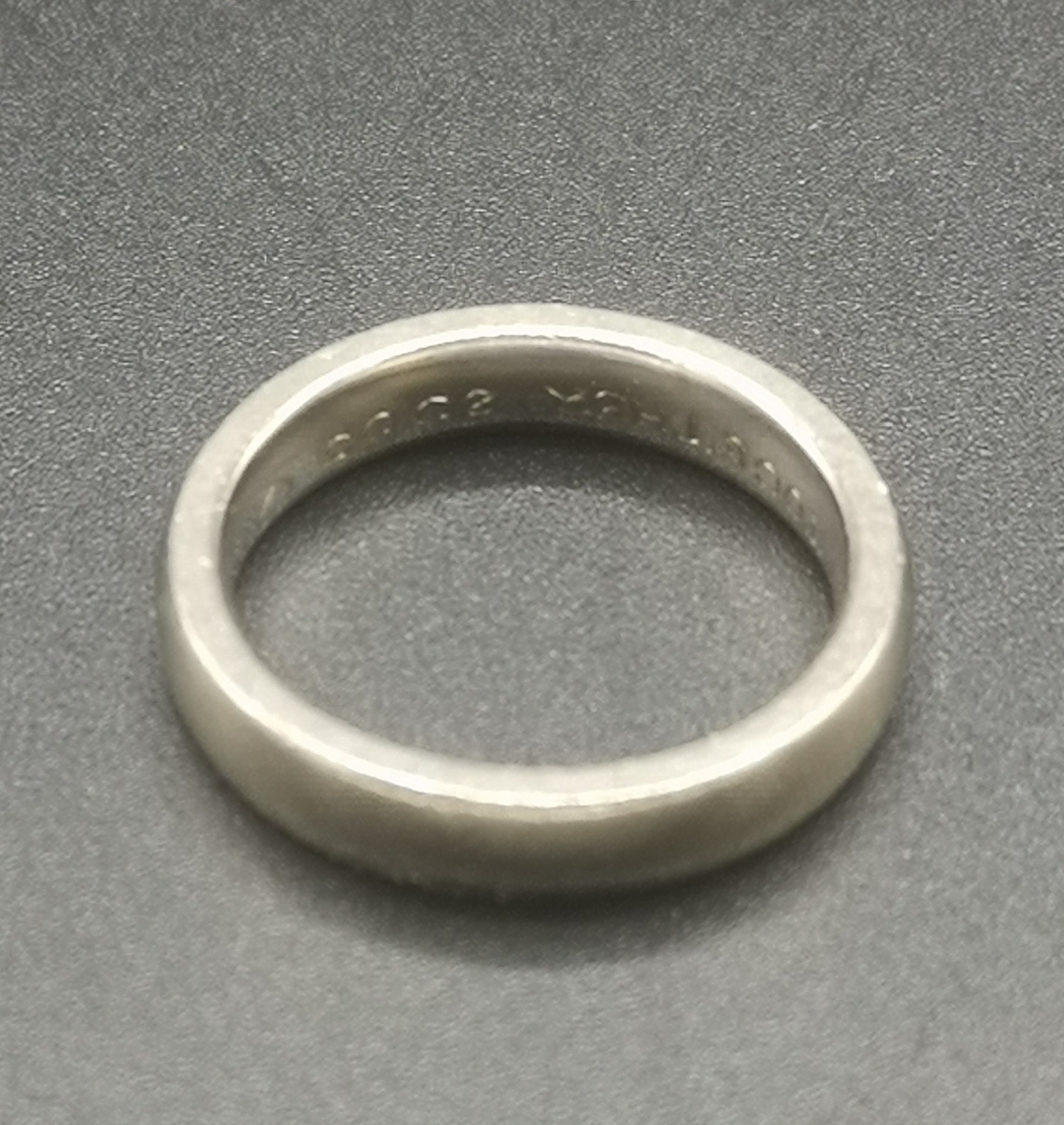 18ct gold band - Image 4 of 5