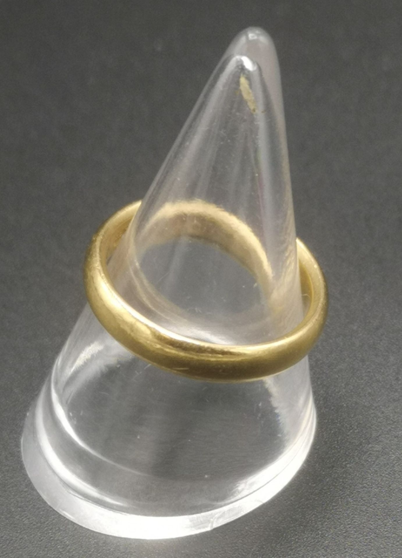 22ct gold band - Image 2 of 3