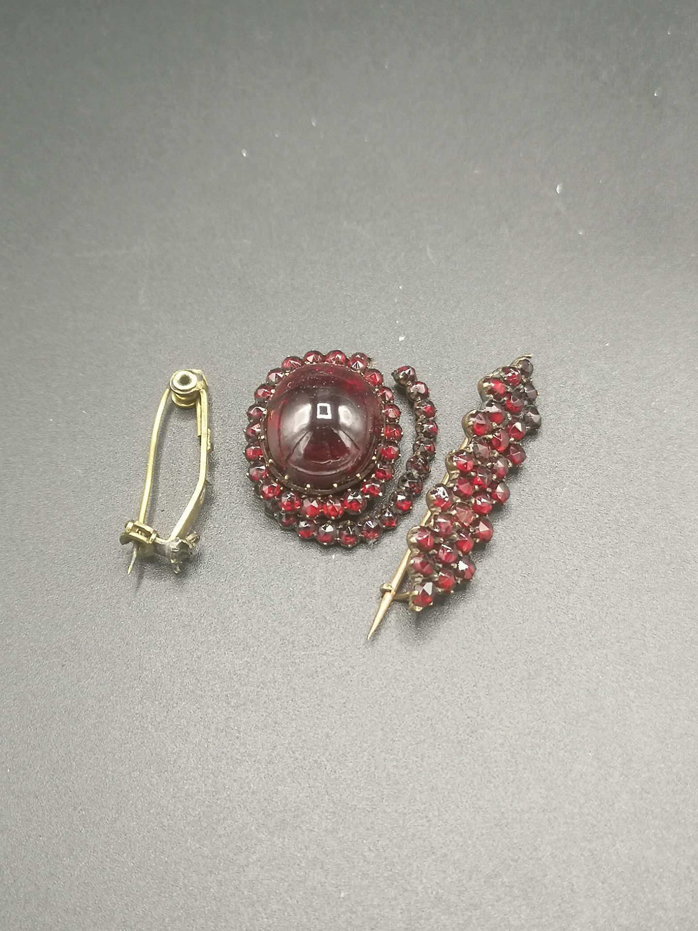 Two Victorian yellow metal brooches set with garnets - Image 4 of 4