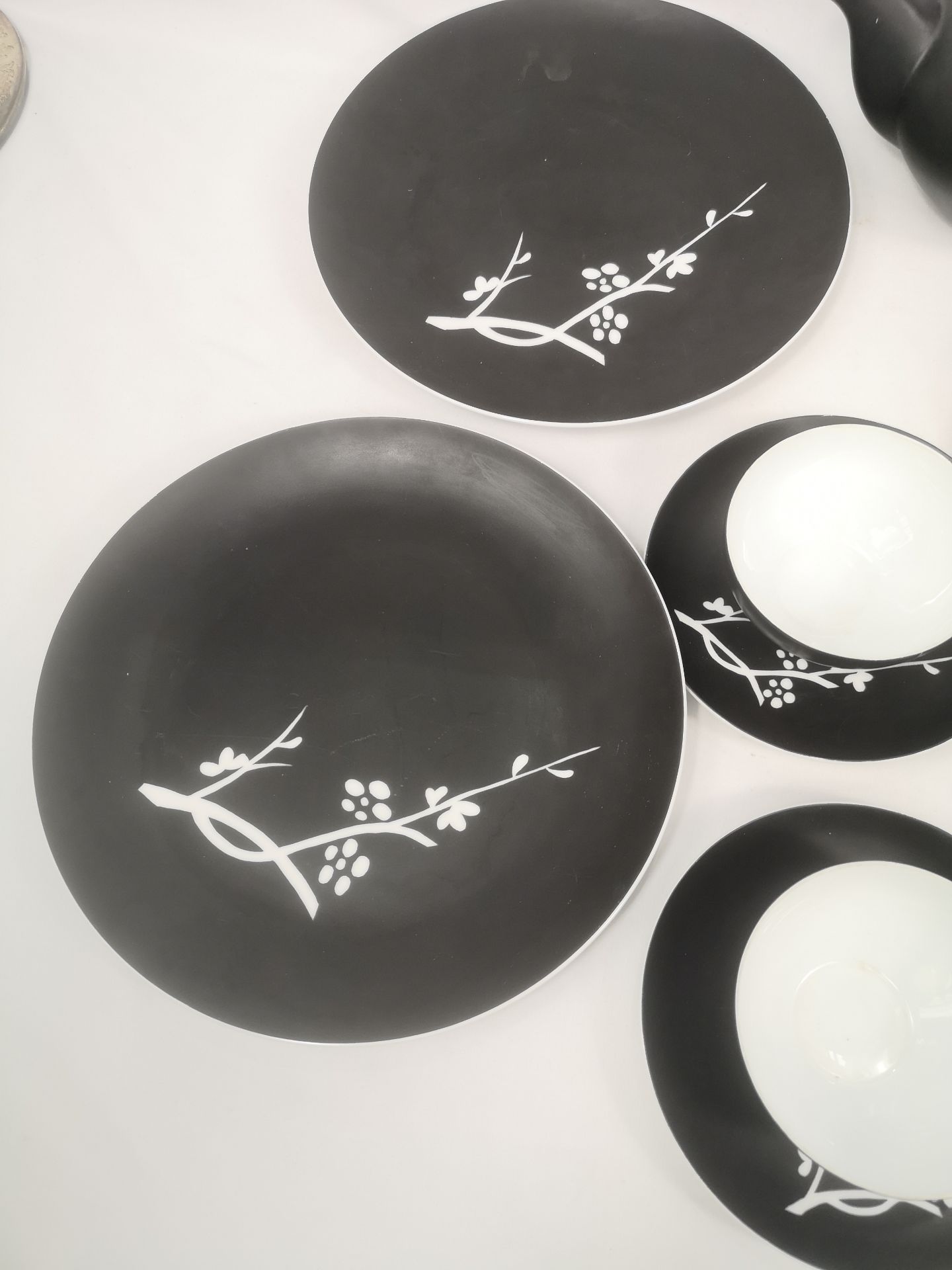 Black ground part dinner service - Image 2 of 9