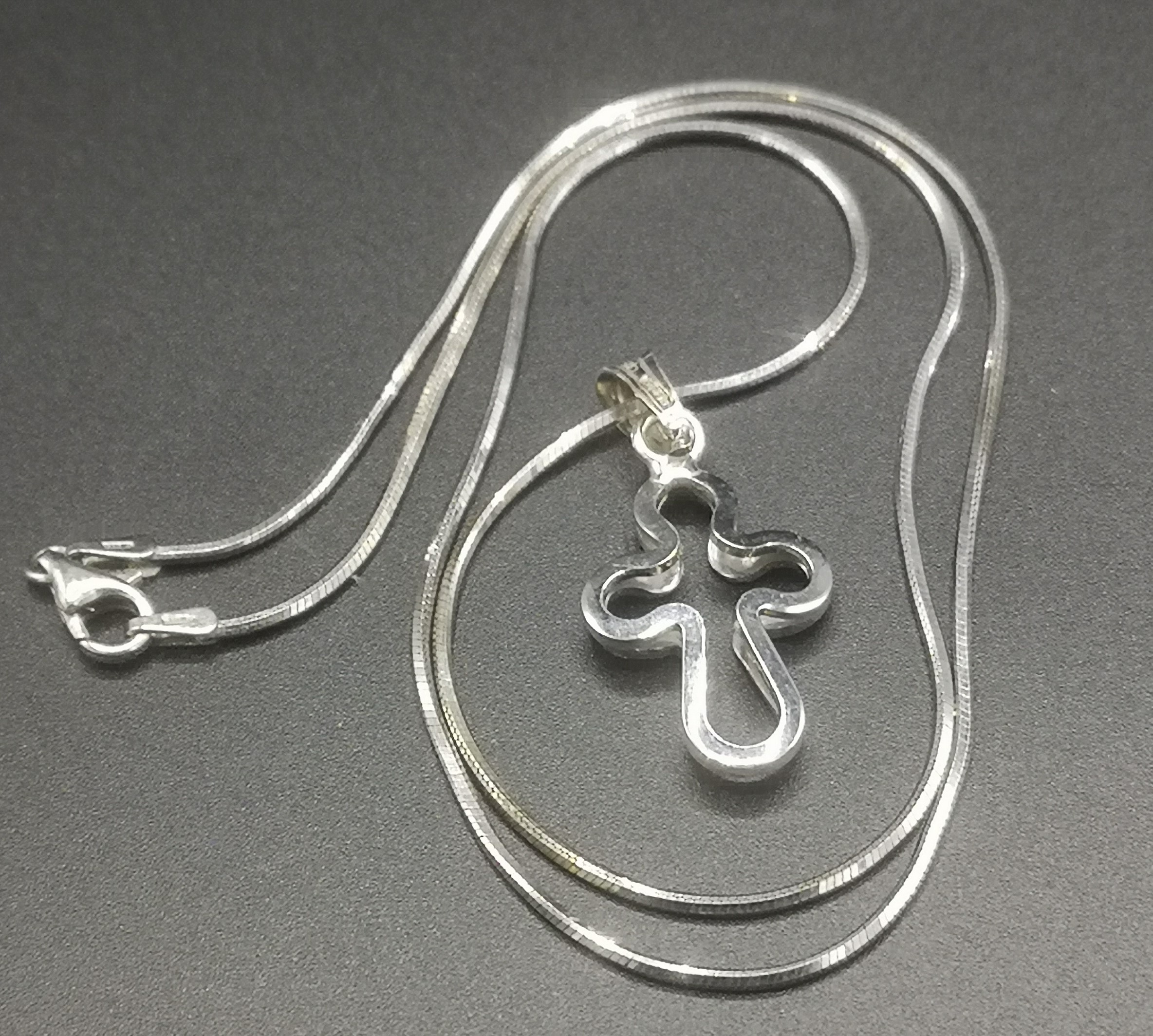 Silver necklace with cross pendant - Image 3 of 3