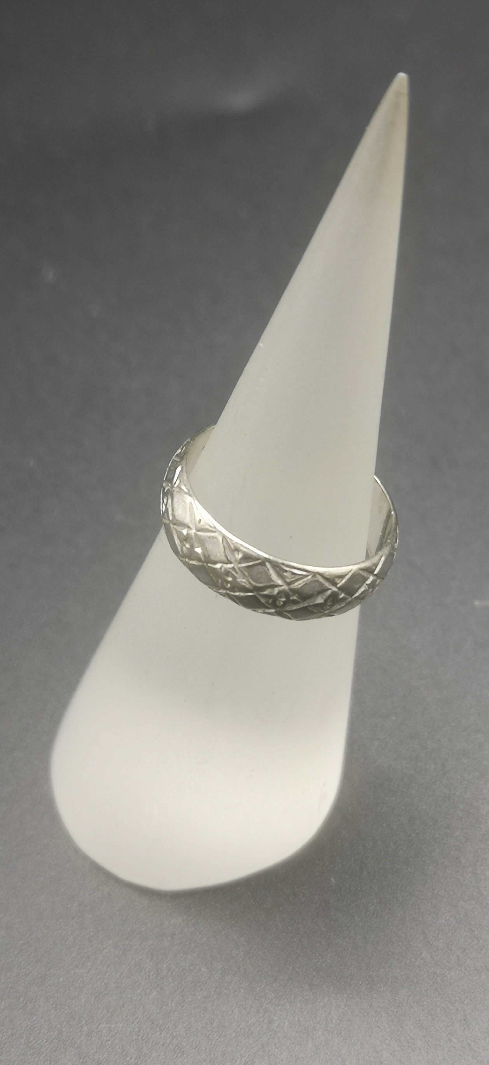 18ct white gold band together with an 18ct white gold eternity ring set with sapphires - Image 5 of 6
