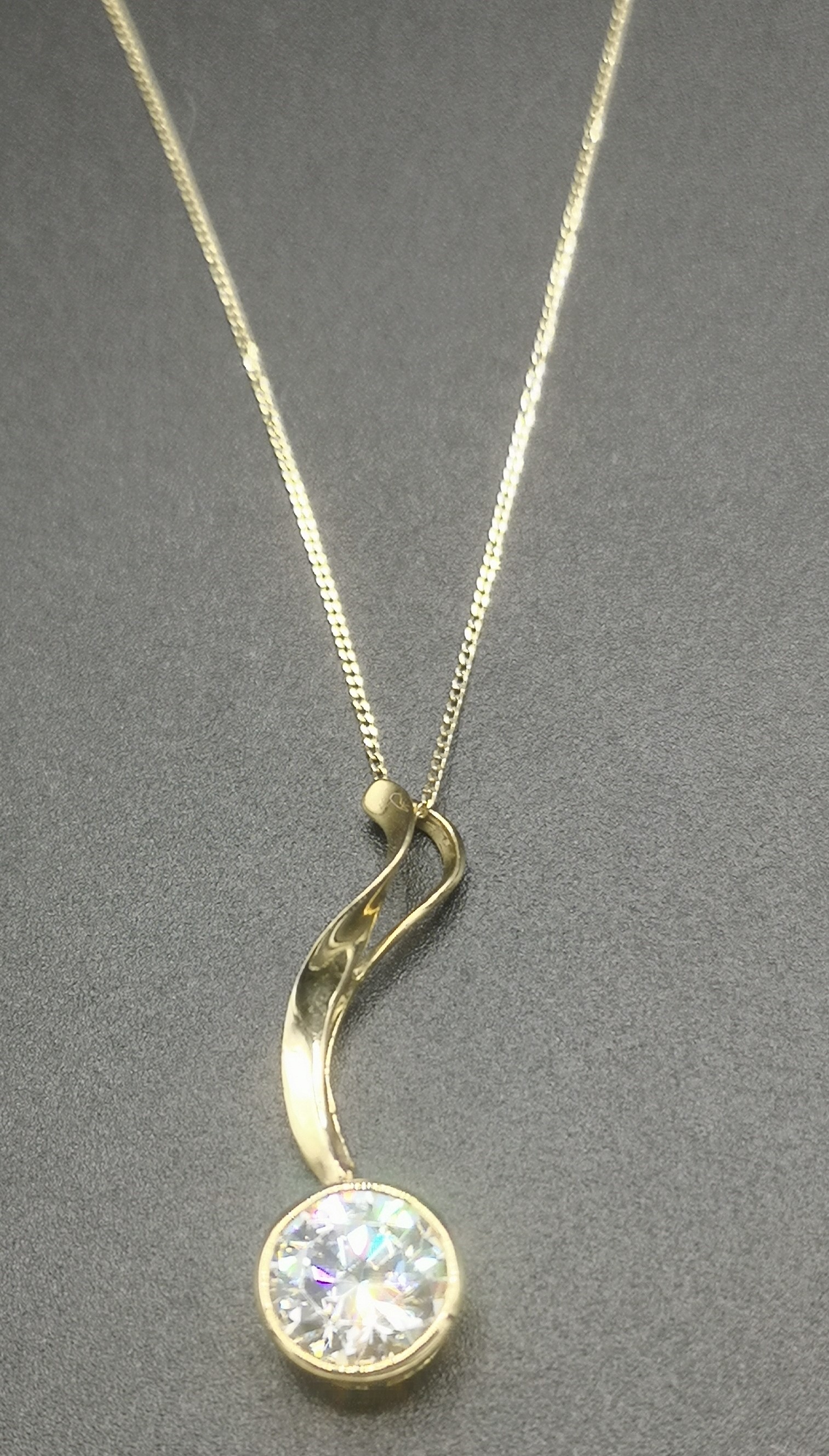 9ct gold necklace with 14ct gold pendant - Image 2 of 4