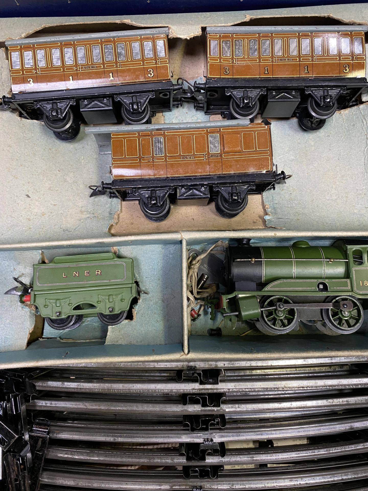 Hornby 0 gauge clockwork tinplate train, tender and carriages - Image 4 of 6