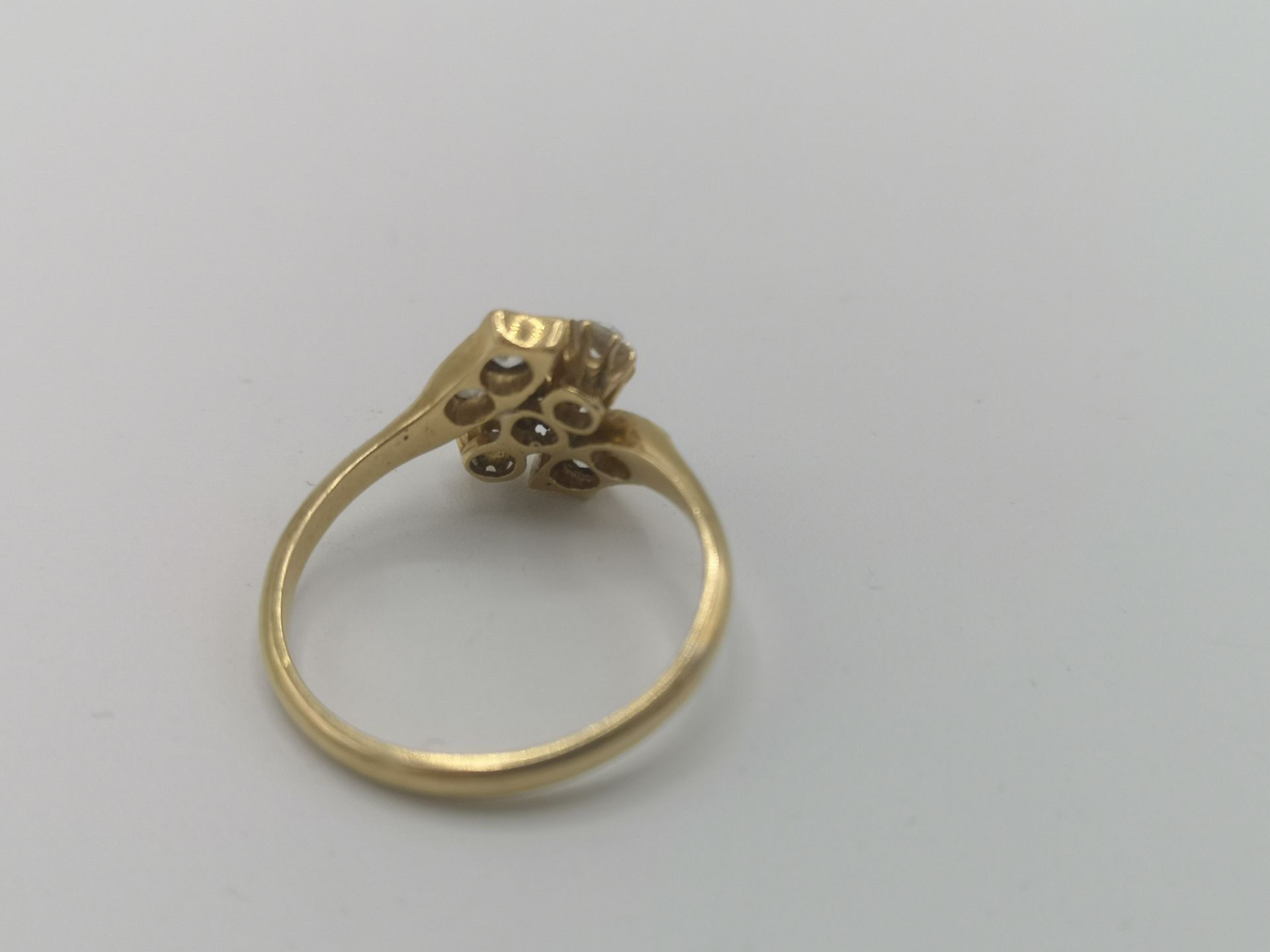 18ct gold ring set with seven diamonds - Image 6 of 6