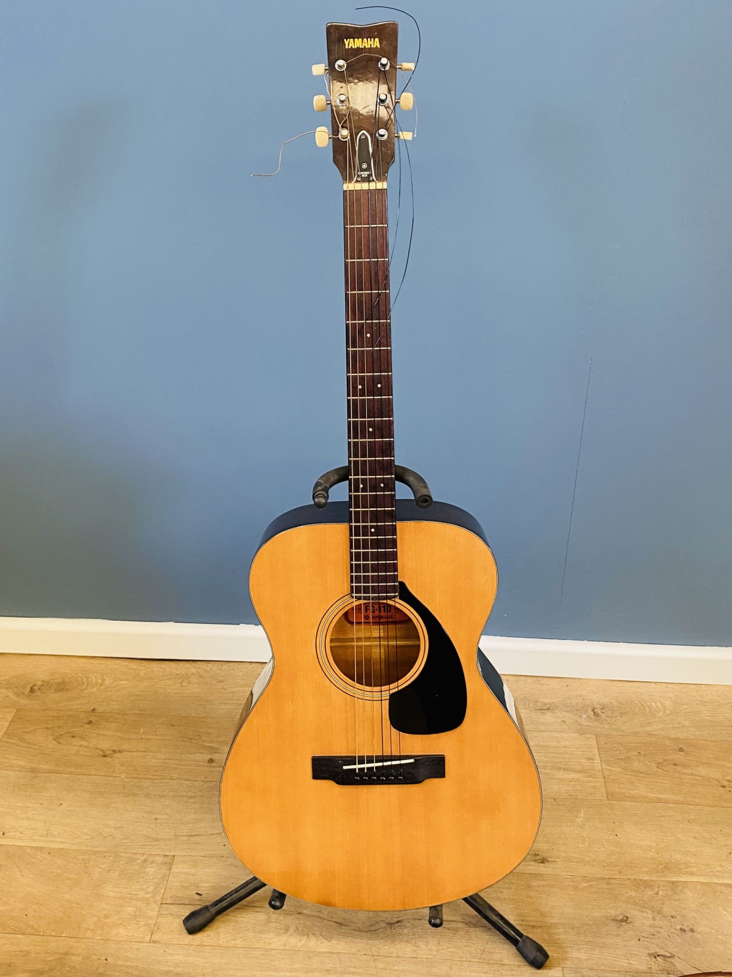 Yamaha FG-10 acoustic guitar in case - Image 2 of 4
