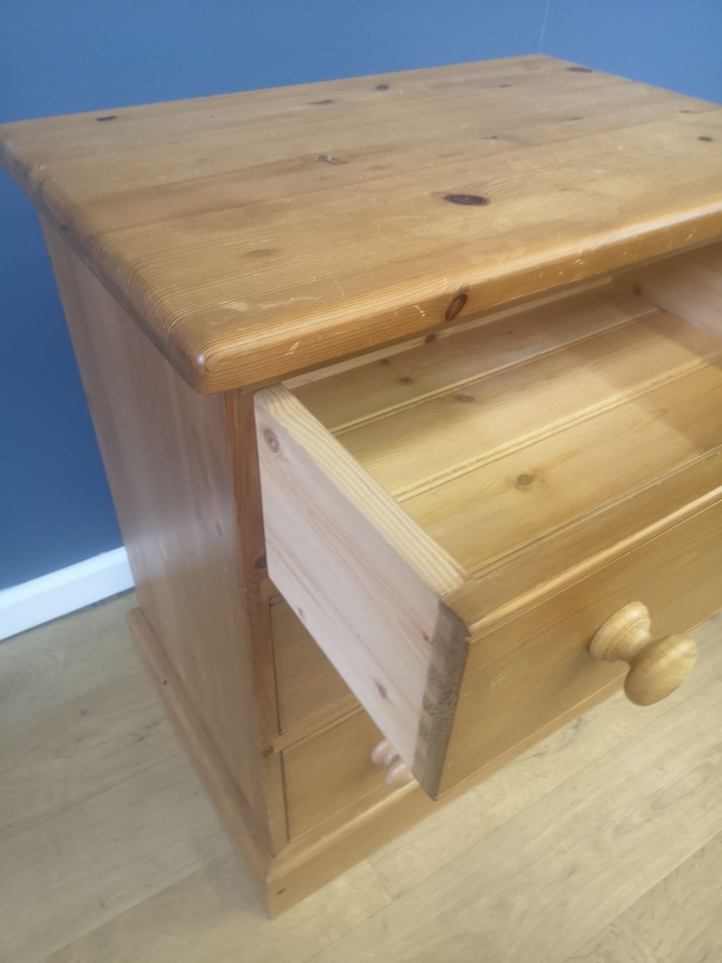 Pine chest of drawers - Image 4 of 4