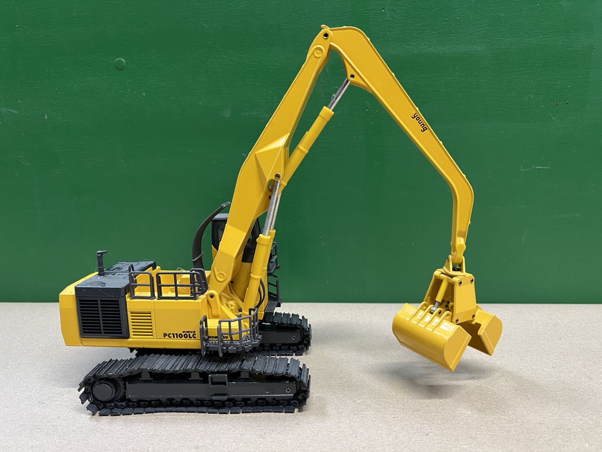 Komatsu PC1100-6 Material Handler