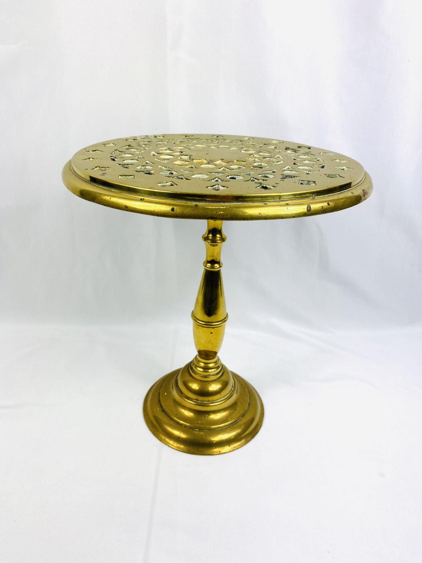 Brass kettle stand with brass kettle - Image 3 of 5