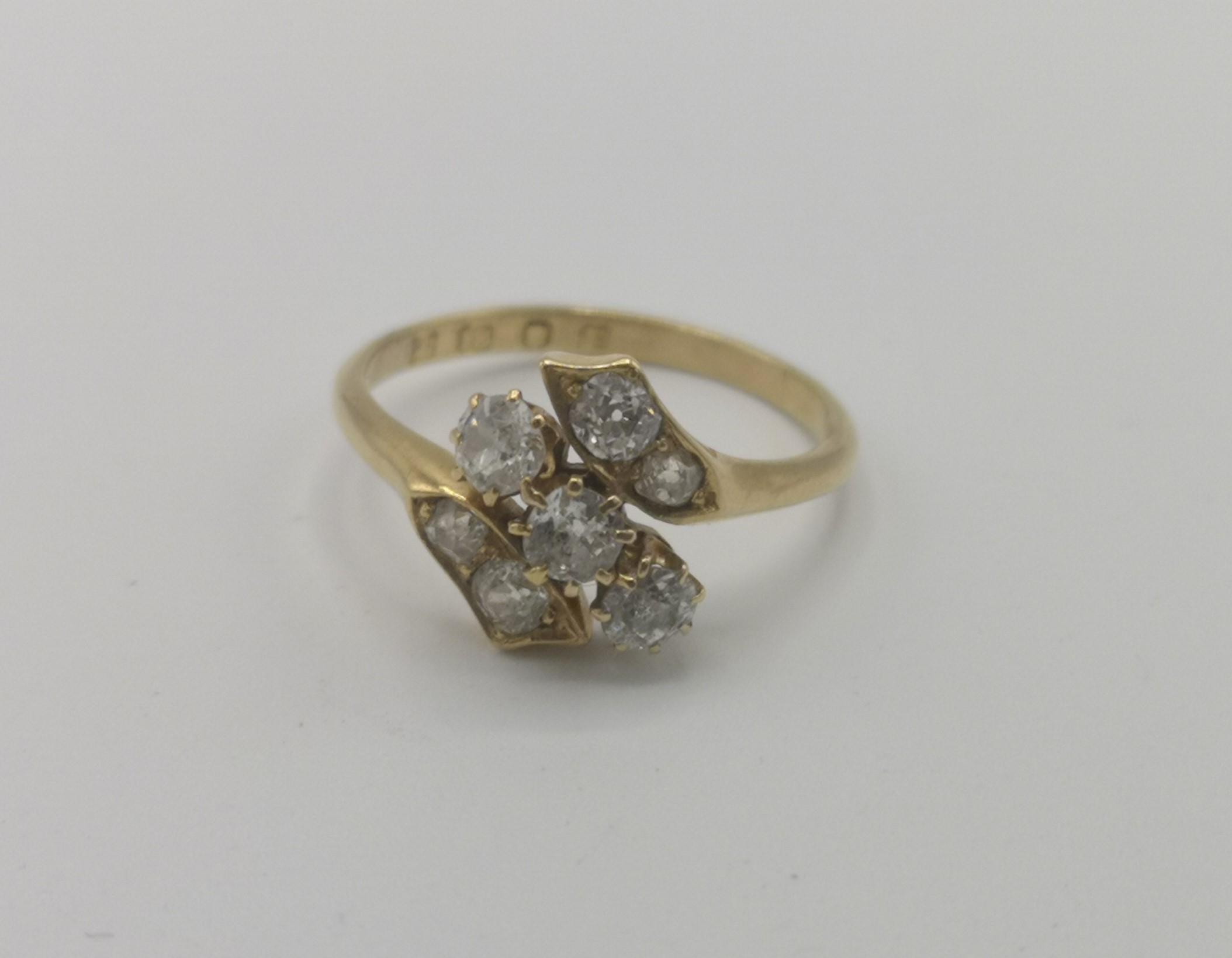 18ct gold ring set with seven diamonds