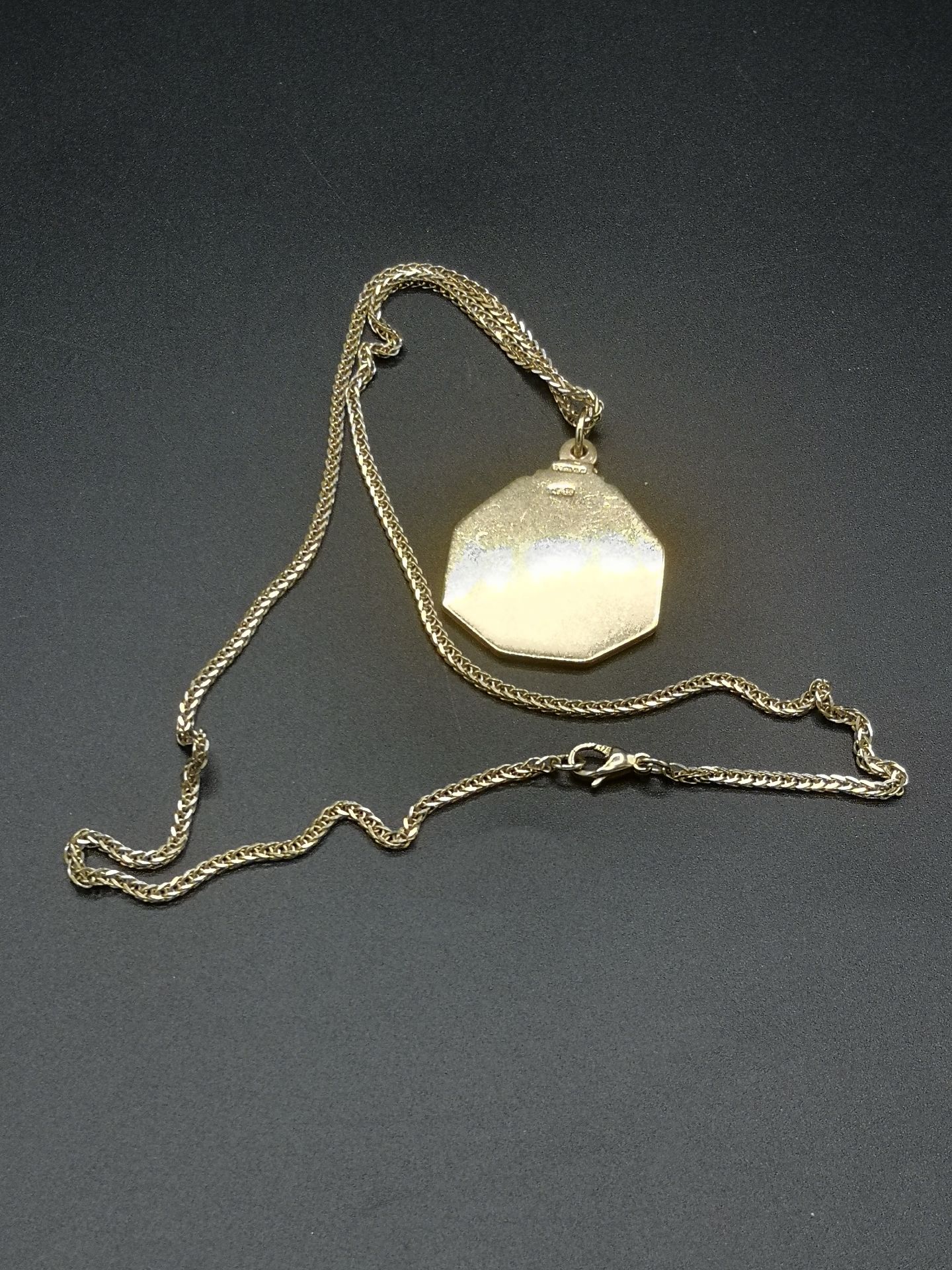9ct gold necklace with 9ct gold pendant - Image 5 of 5