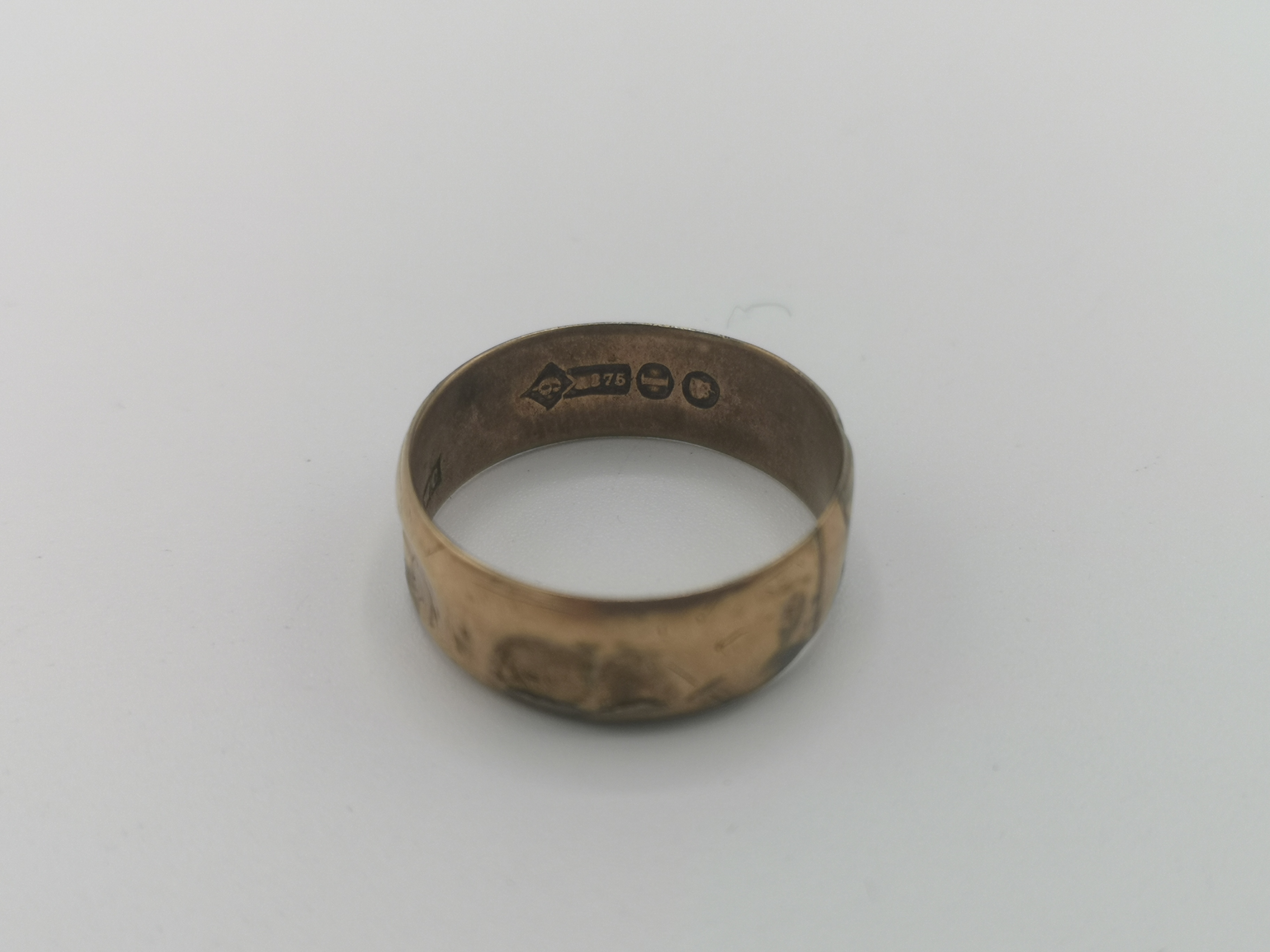 Two 18ct gold rings together with a 9ct gold ring - Image 3 of 5