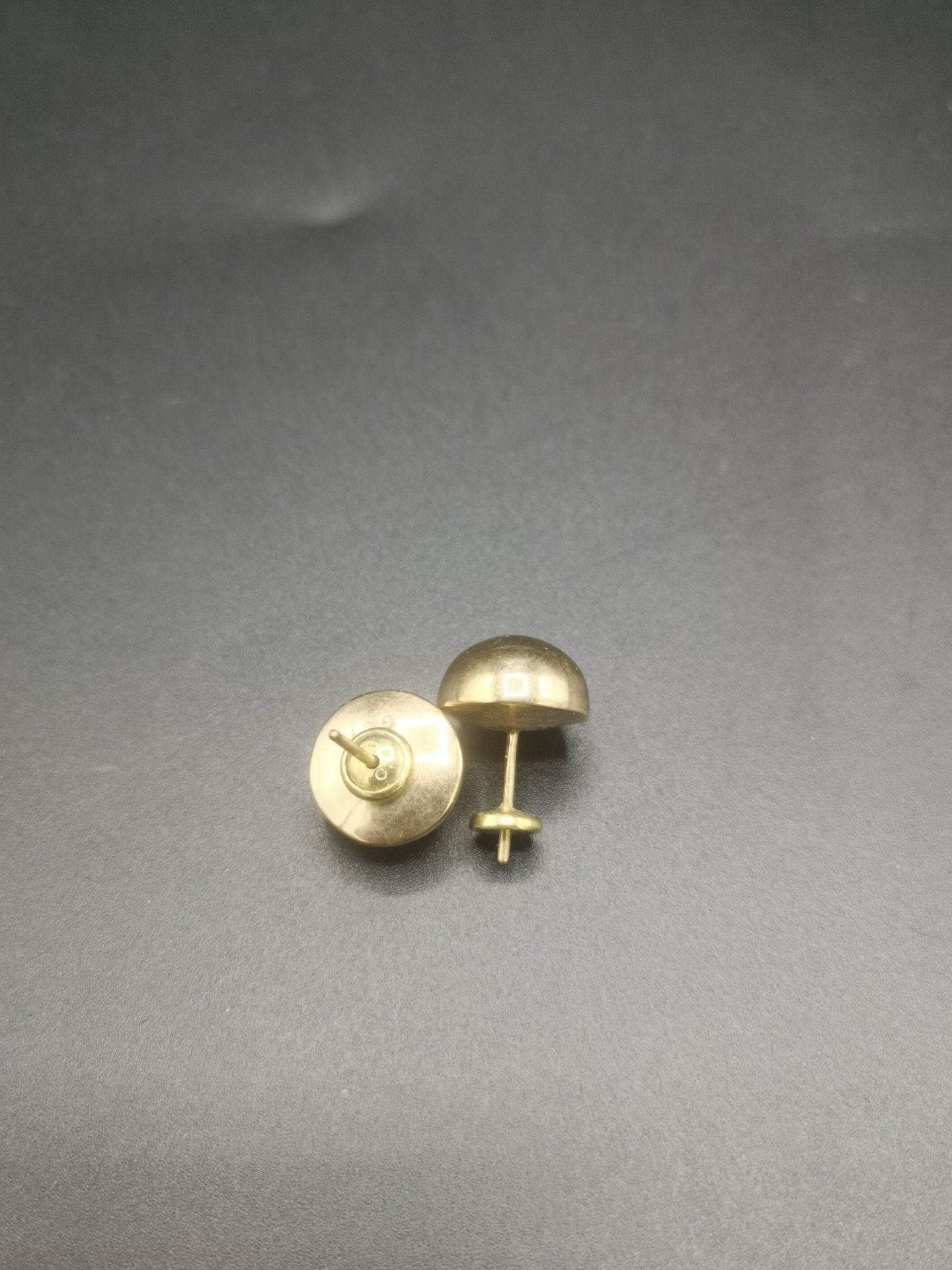 Pair of 9ct gold earrings together with a 9ct gold safety pin - Image 2 of 4