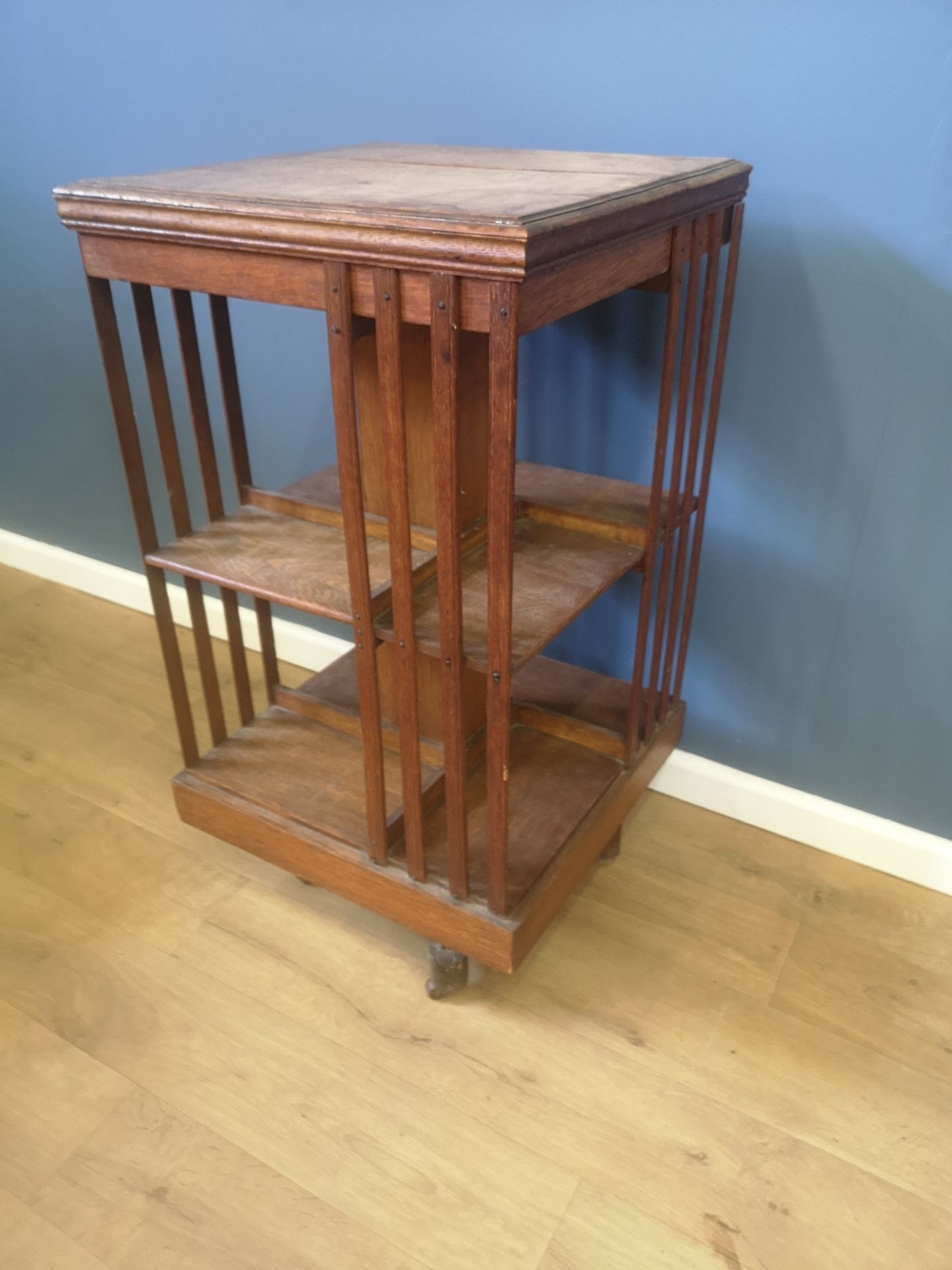 Revolving oak bookcase - Image 4 of 4