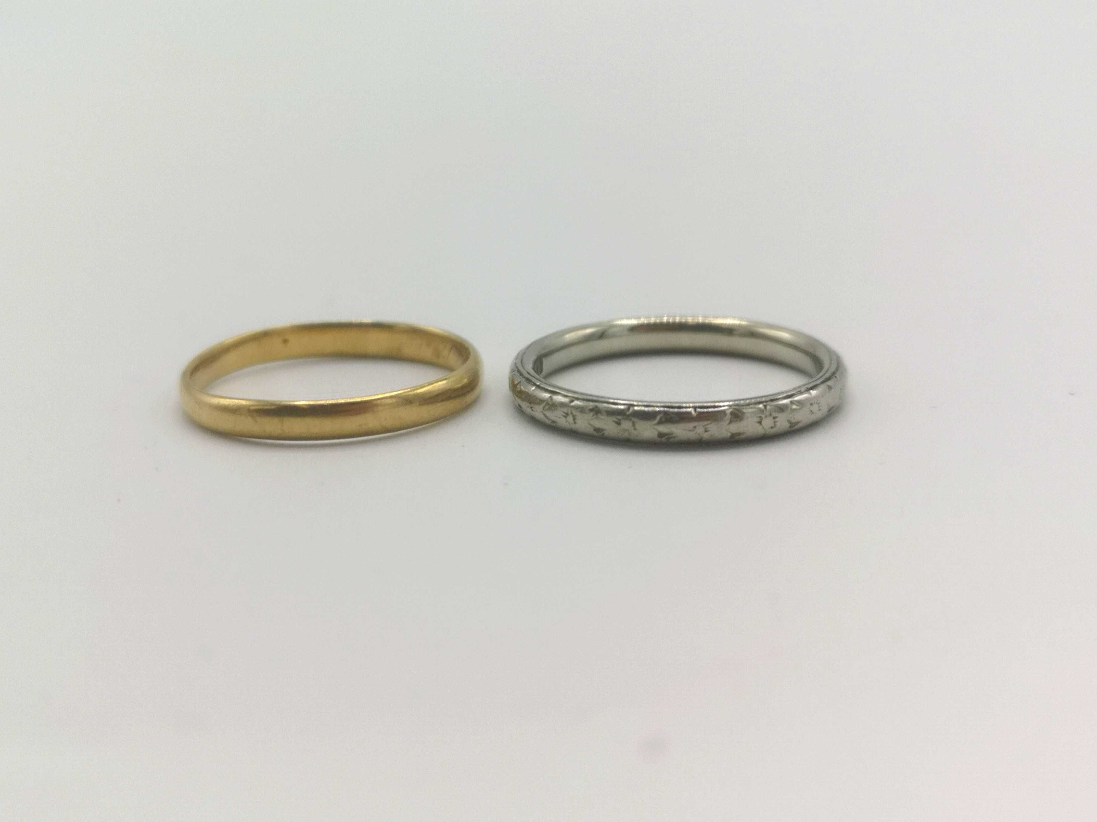 18ct white gold band together with a yellow metal band