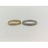 18ct white gold band together with a yellow metal band