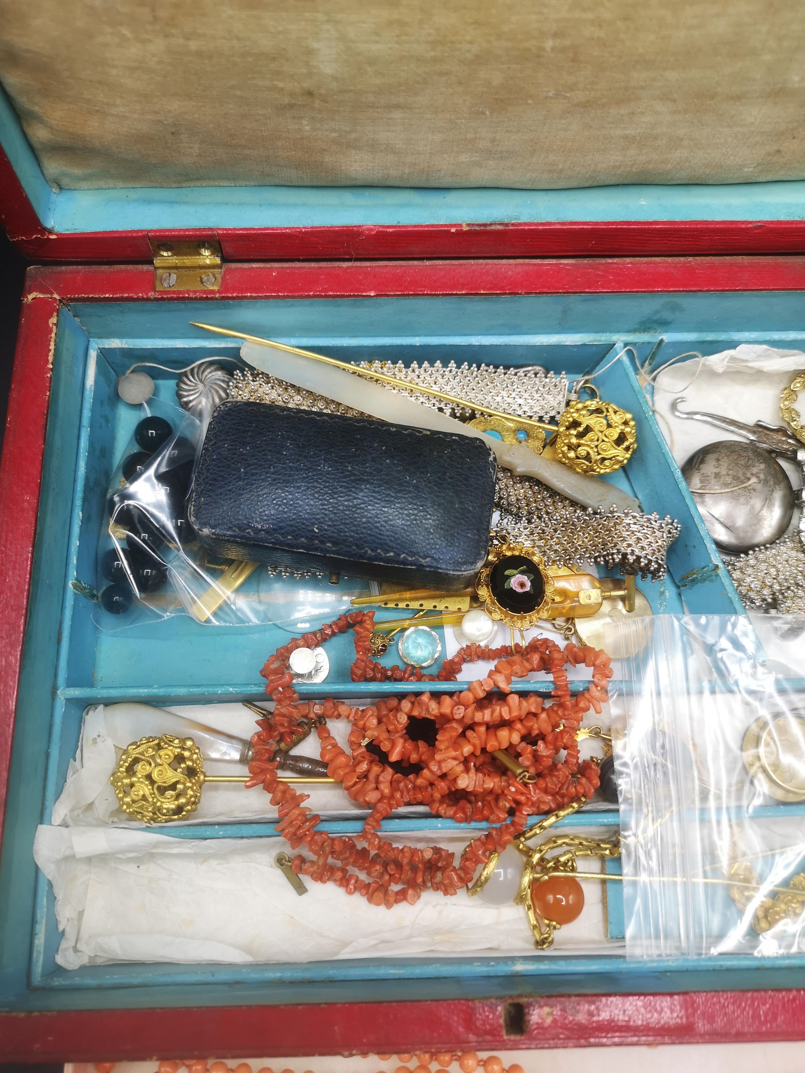 Jewellery box containing various gold and other jewellery - Image 2 of 5