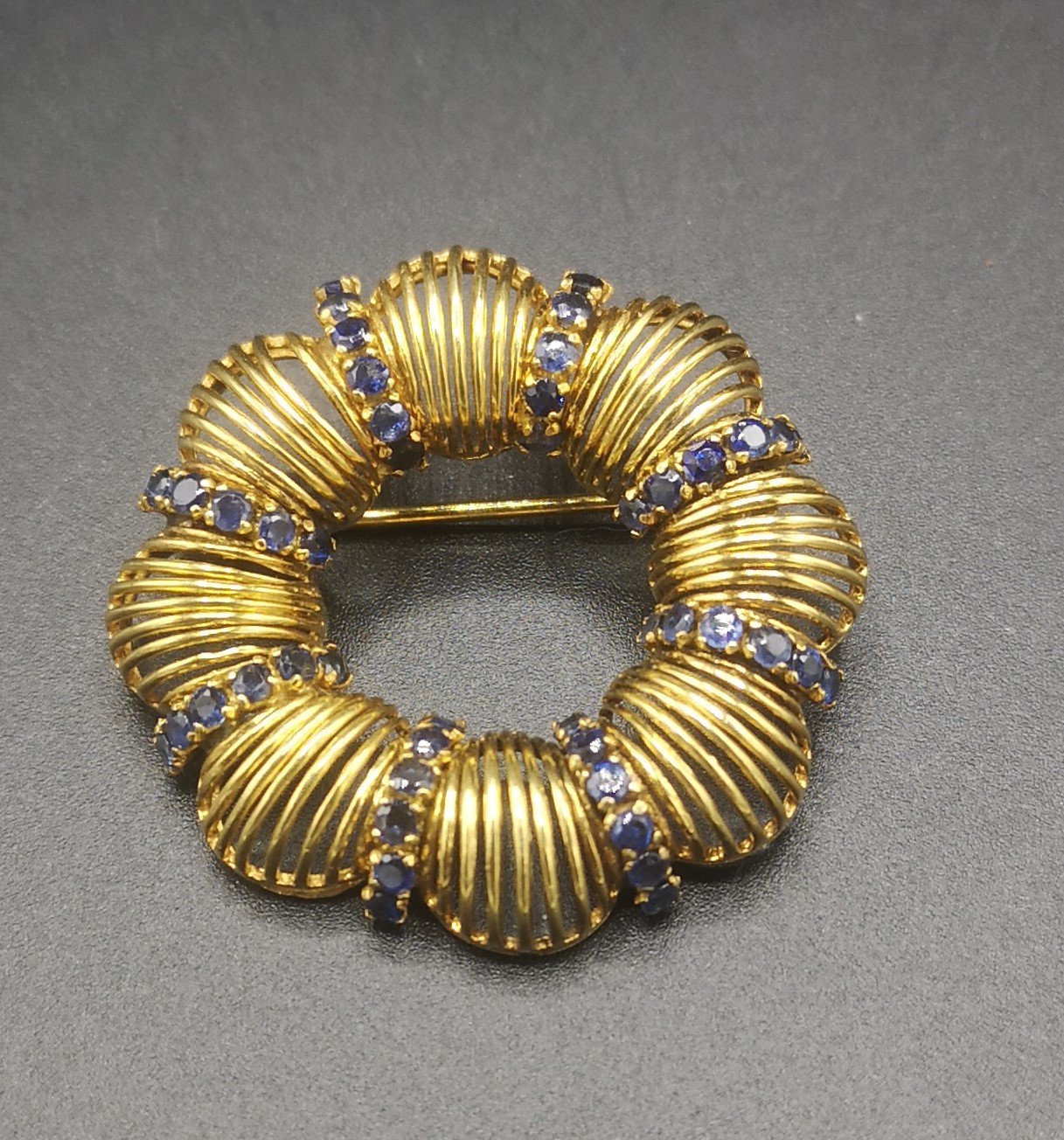 Italian 18ct gold brooch set with sapphires