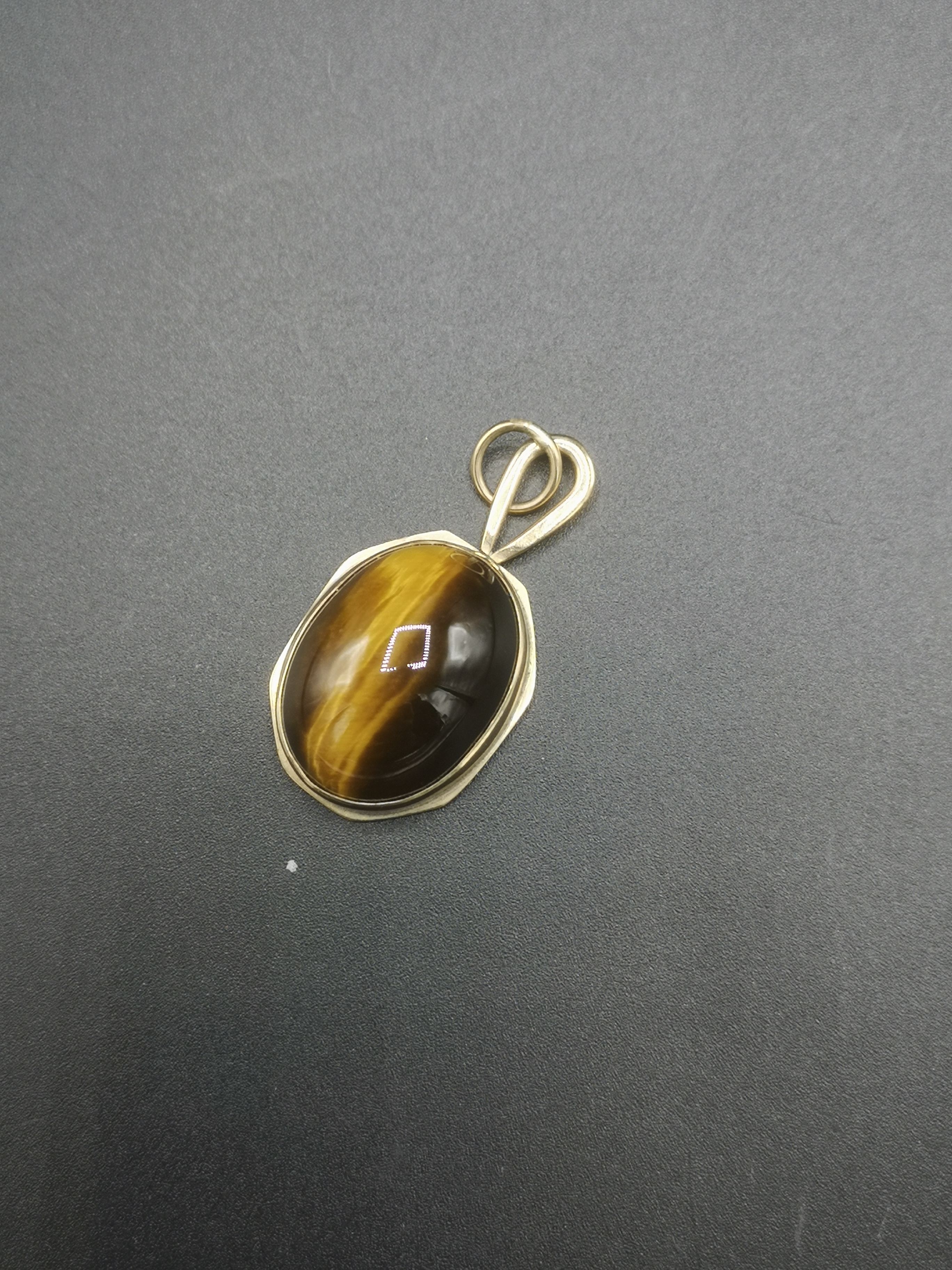 9ct gold pendant set with a tiger's eye