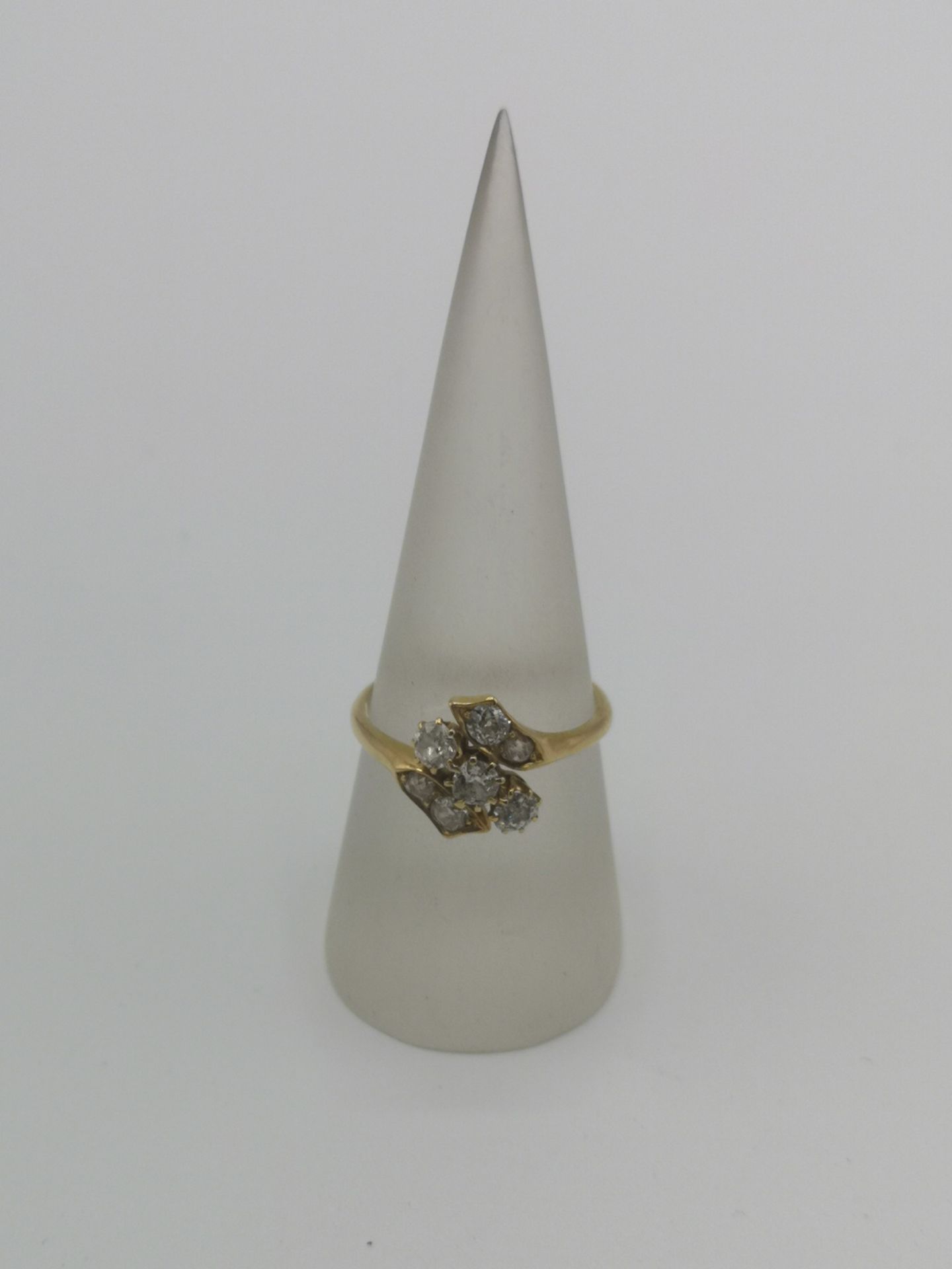 18ct gold ring set with seven diamonds - Image 3 of 6