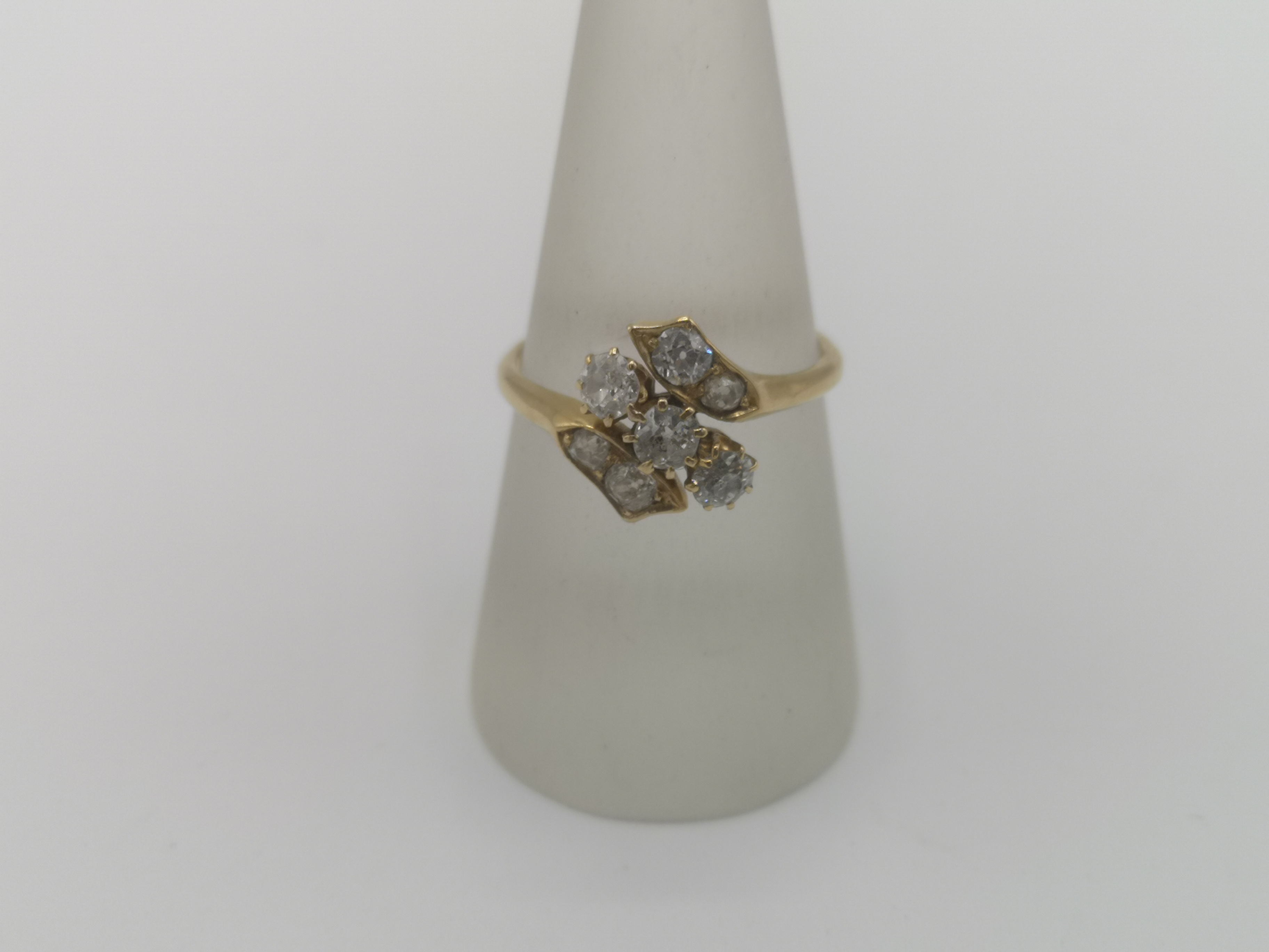 18ct gold ring set with seven diamonds - Image 2 of 6