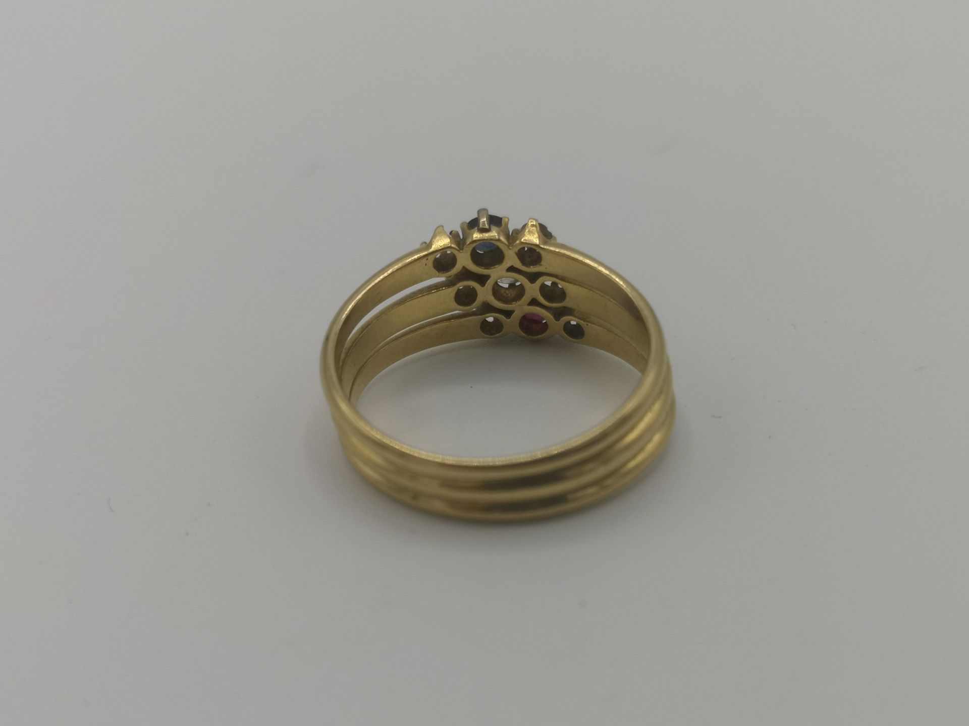 18ct gold triple ring set with six diamonds, a ruby and a sapphire - Image 4 of 4