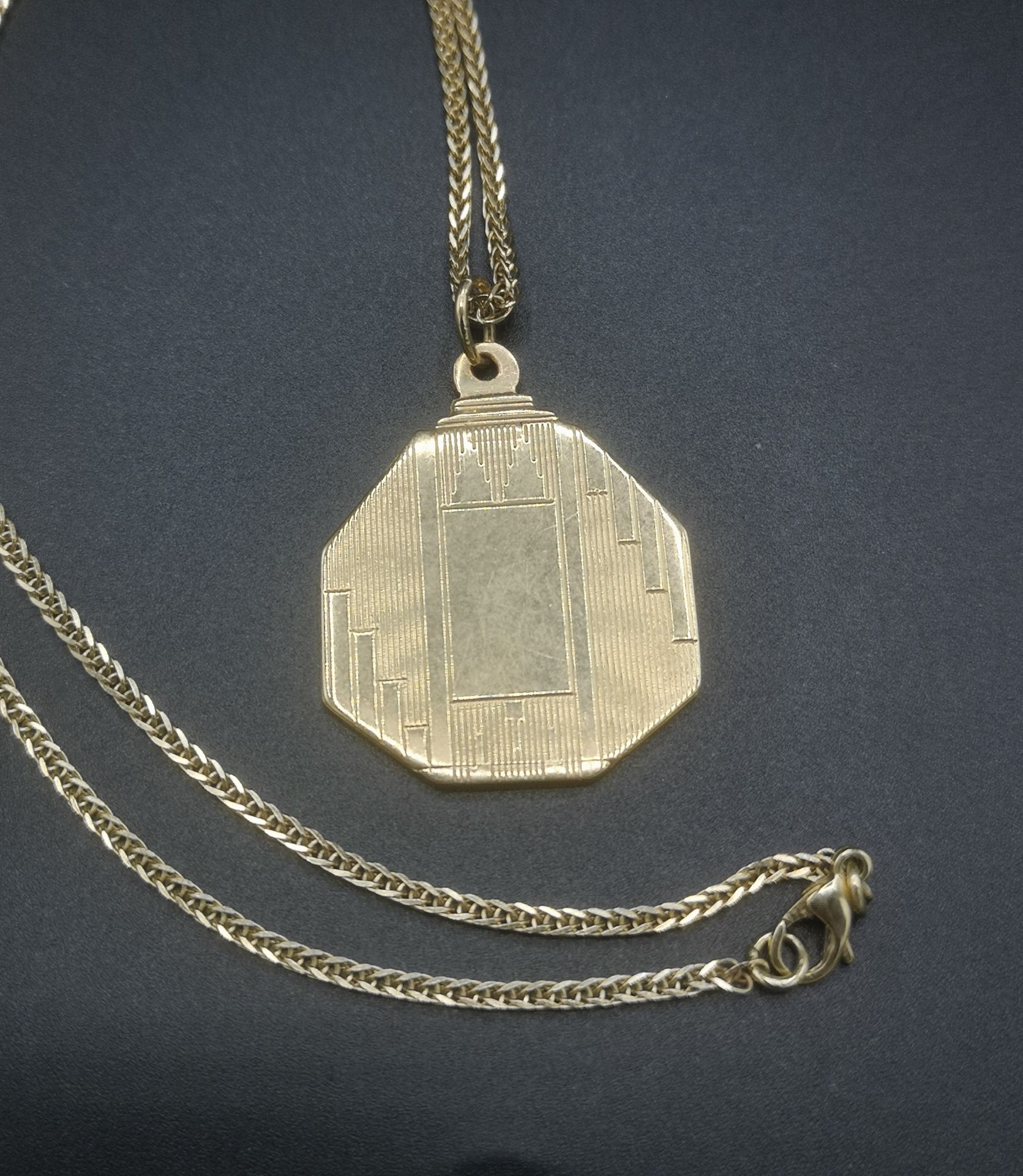 9ct gold necklace with 9ct gold pendant - Image 2 of 5