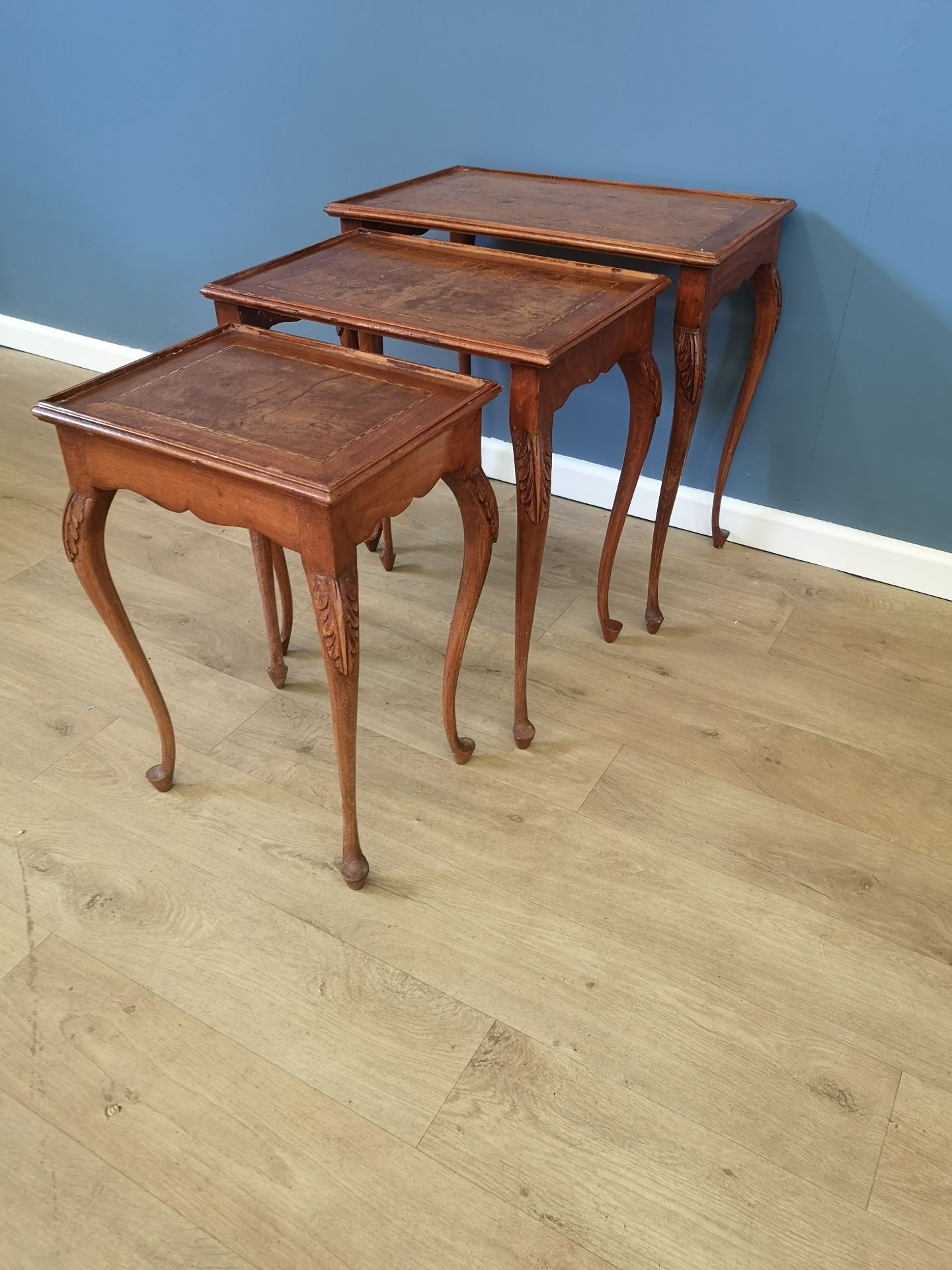 Mahogany nest of three tables - Image 4 of 4