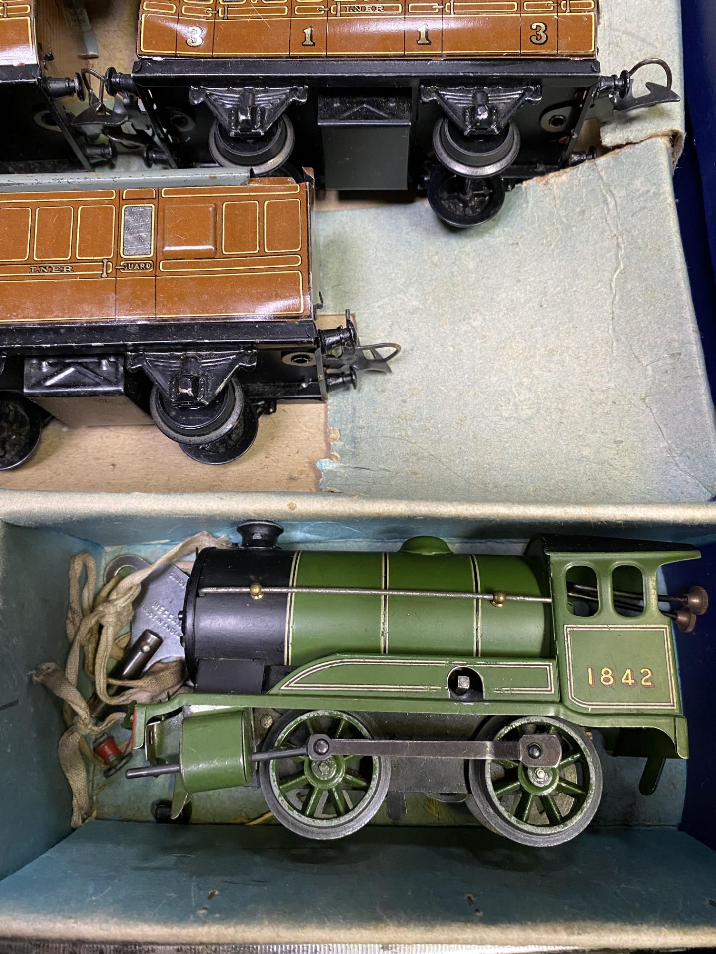 Hornby 0 gauge clockwork tinplate train, tender and carriages - Image 3 of 6