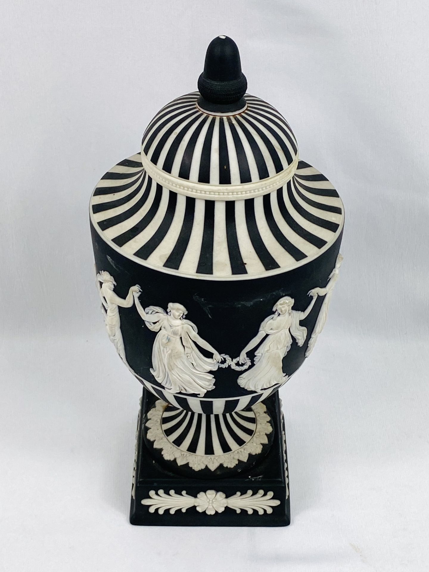 Jasperware urn - Image 2 of 3