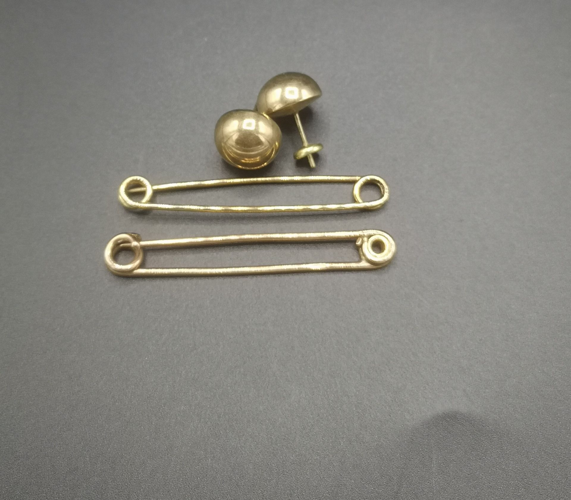 Pair of 9ct gold earrings together with a 9ct gold safety pin - Image 4 of 4