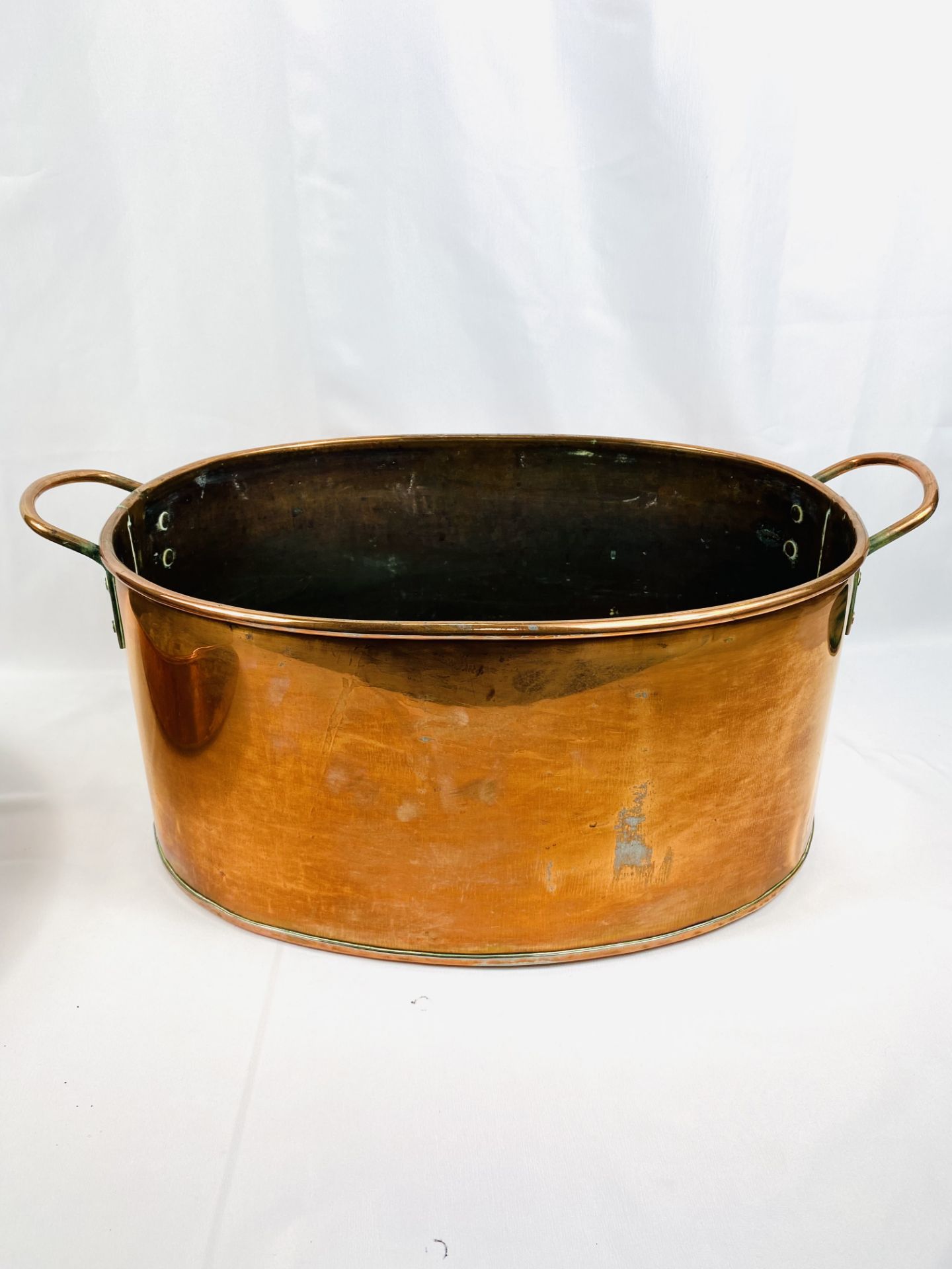 Two copper pans together with a brass jam pan - Image 4 of 4