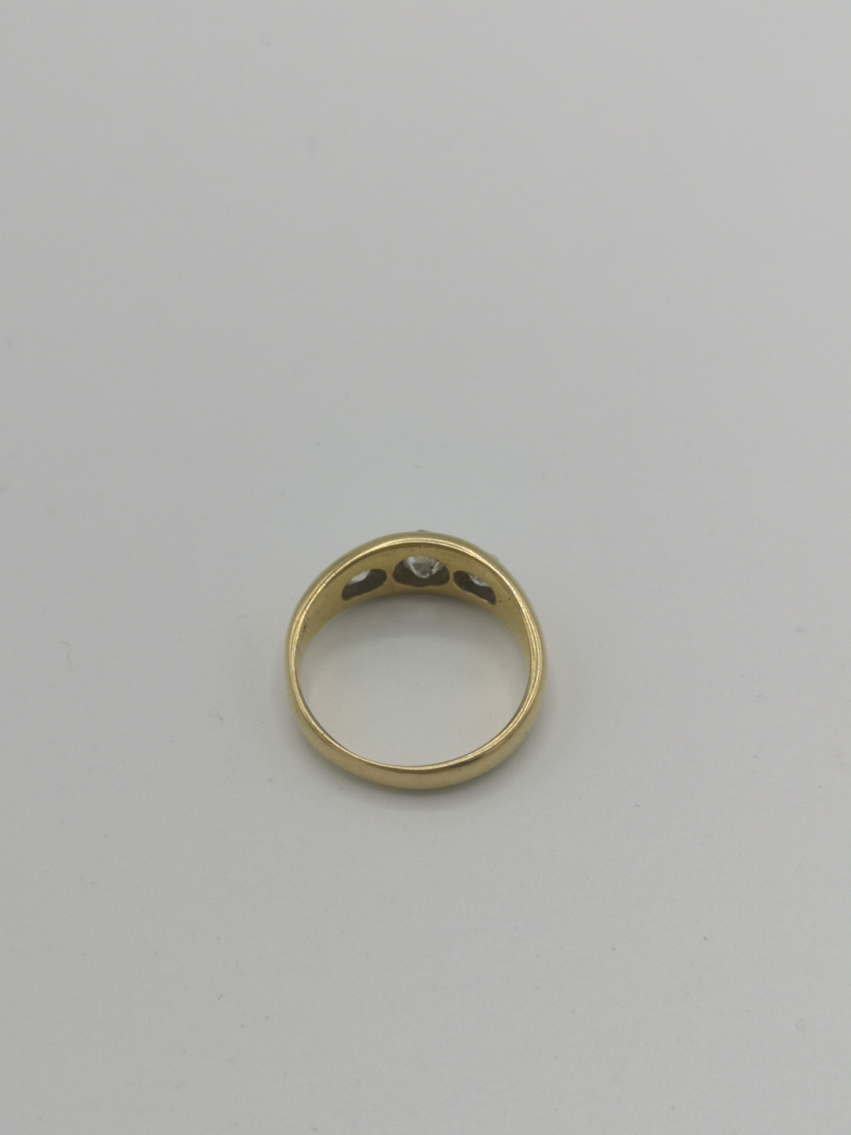 18ct gold ring set with three diamonds - Image 4 of 5