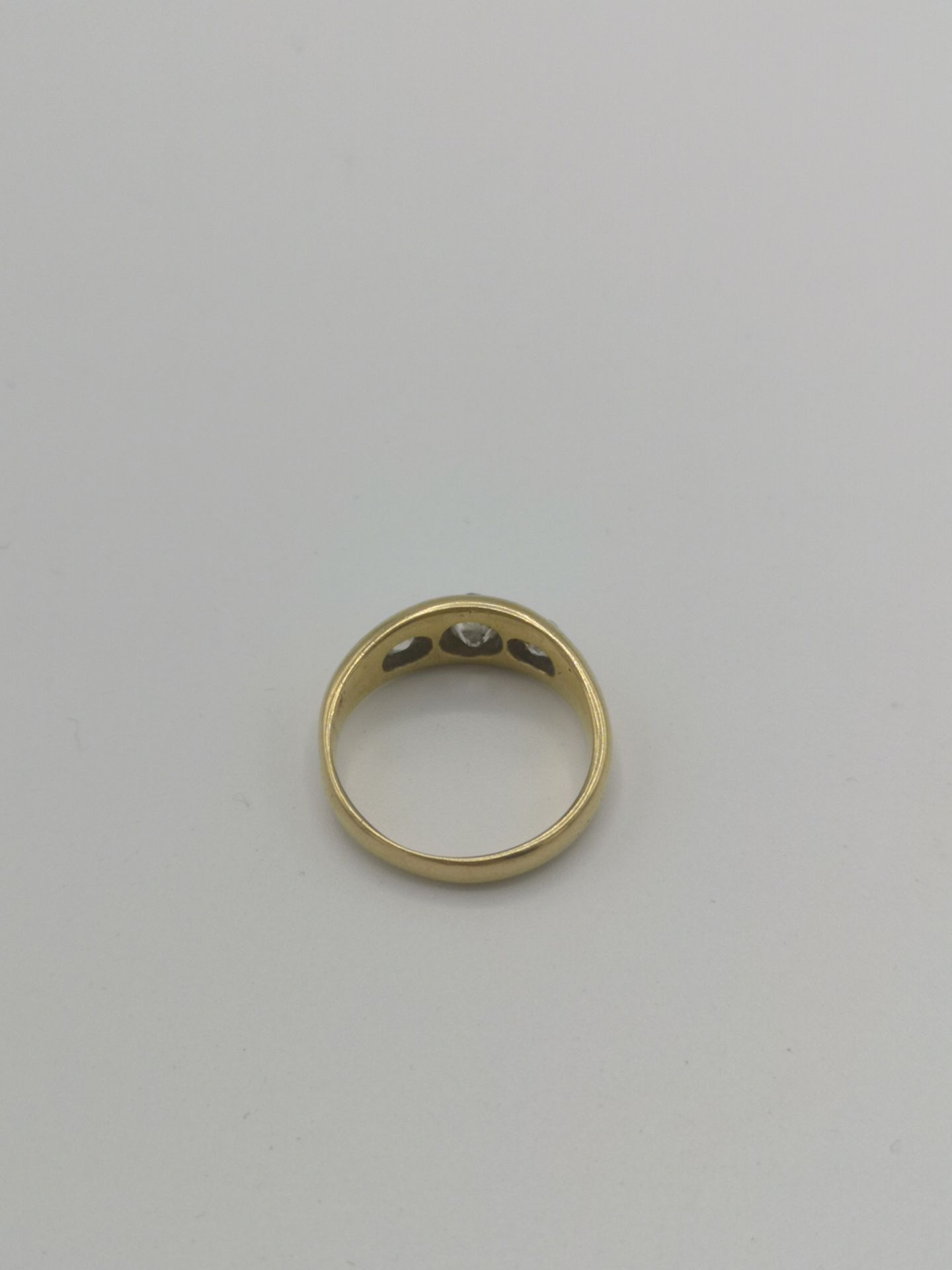 18ct gold ring set with three diamonds - Image 4 of 5