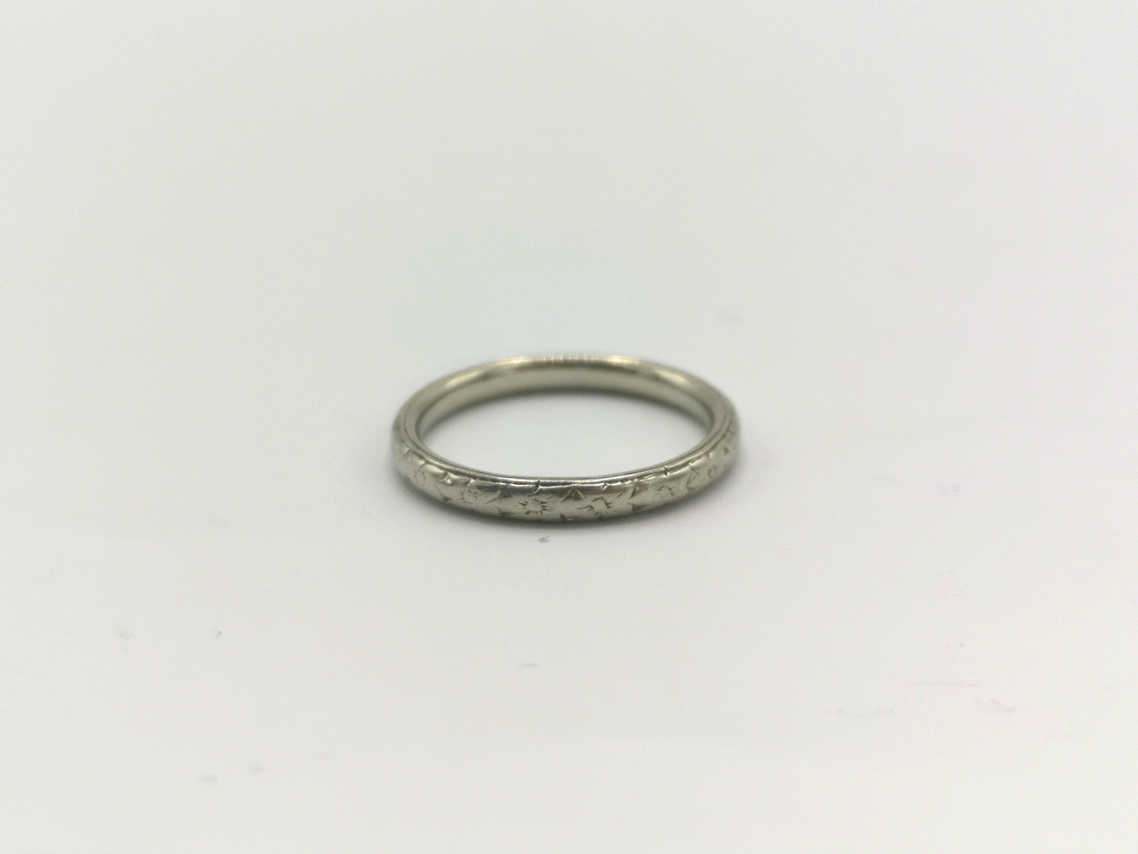 18ct white gold band together with a yellow metal band - Image 2 of 3