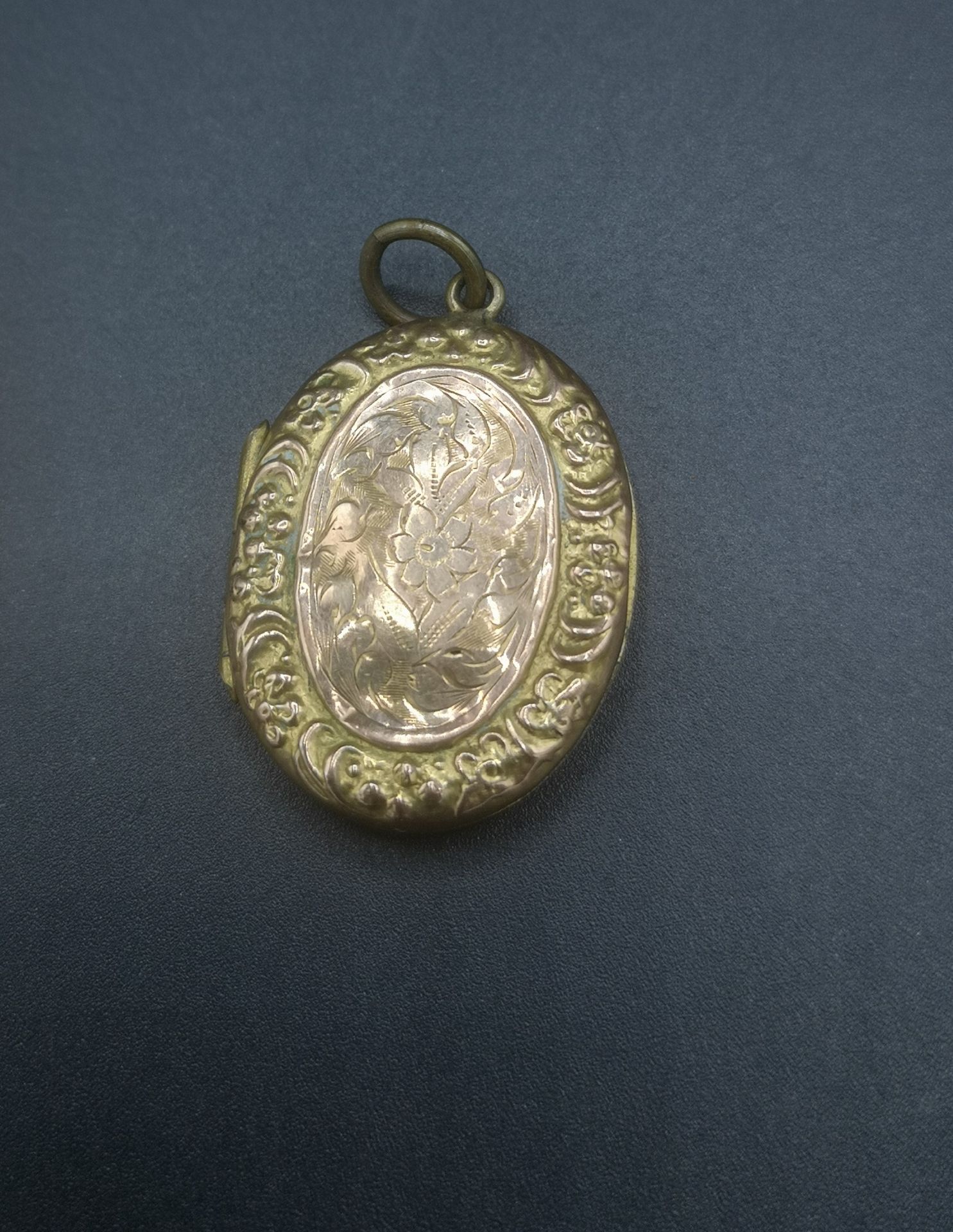 Victorian 9ct gold pendant together with a 9ct gold locket - Image 4 of 5