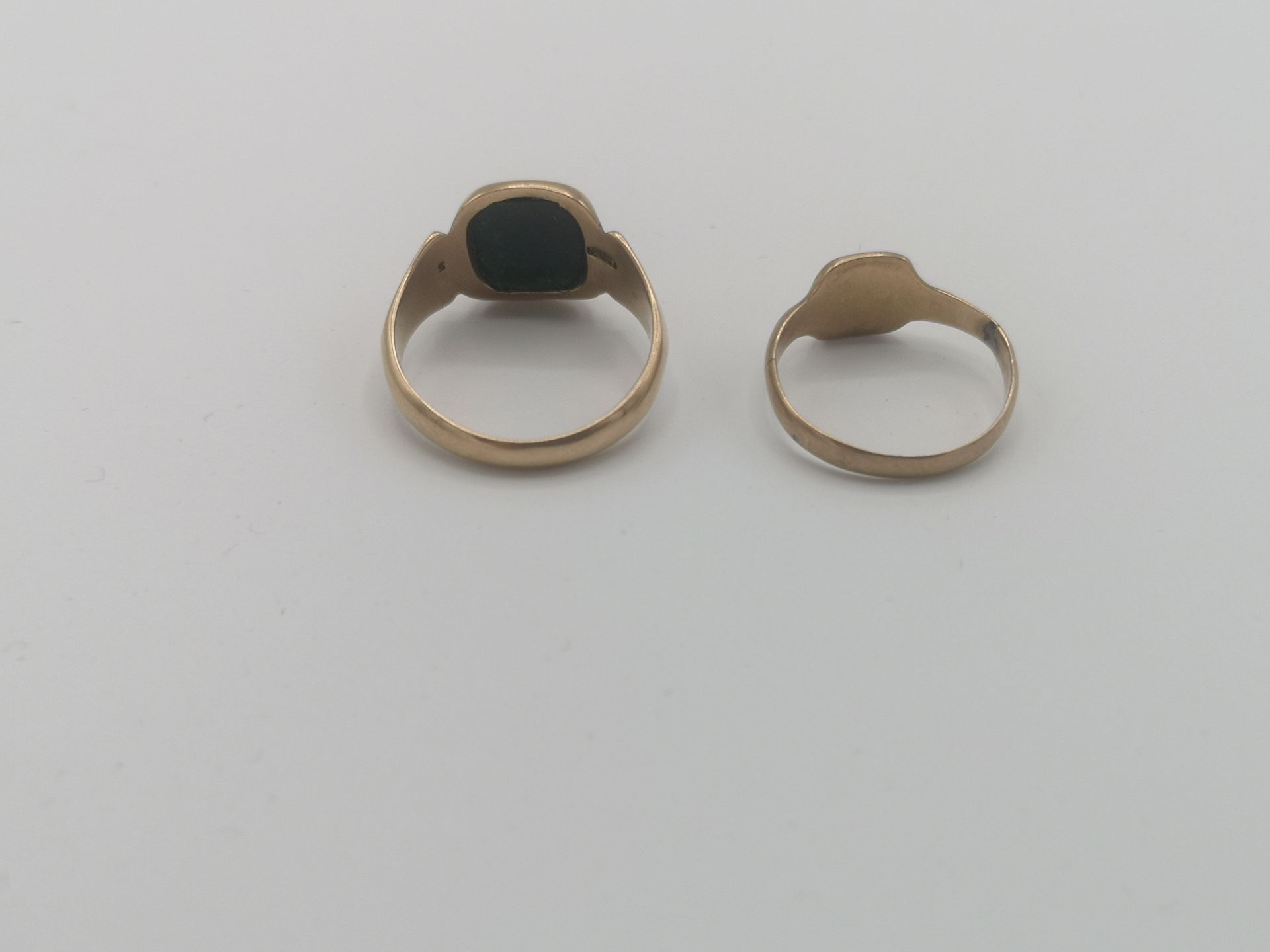 Two 9ct gold signet rings - Image 3 of 4