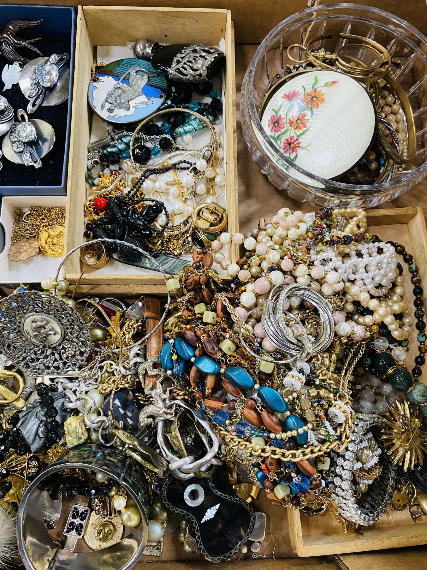 Quantity of costume jewellery