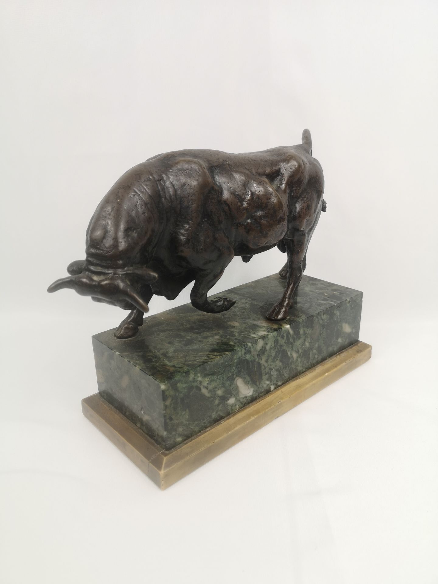 Bronze bull on marble base - Image 2 of 4