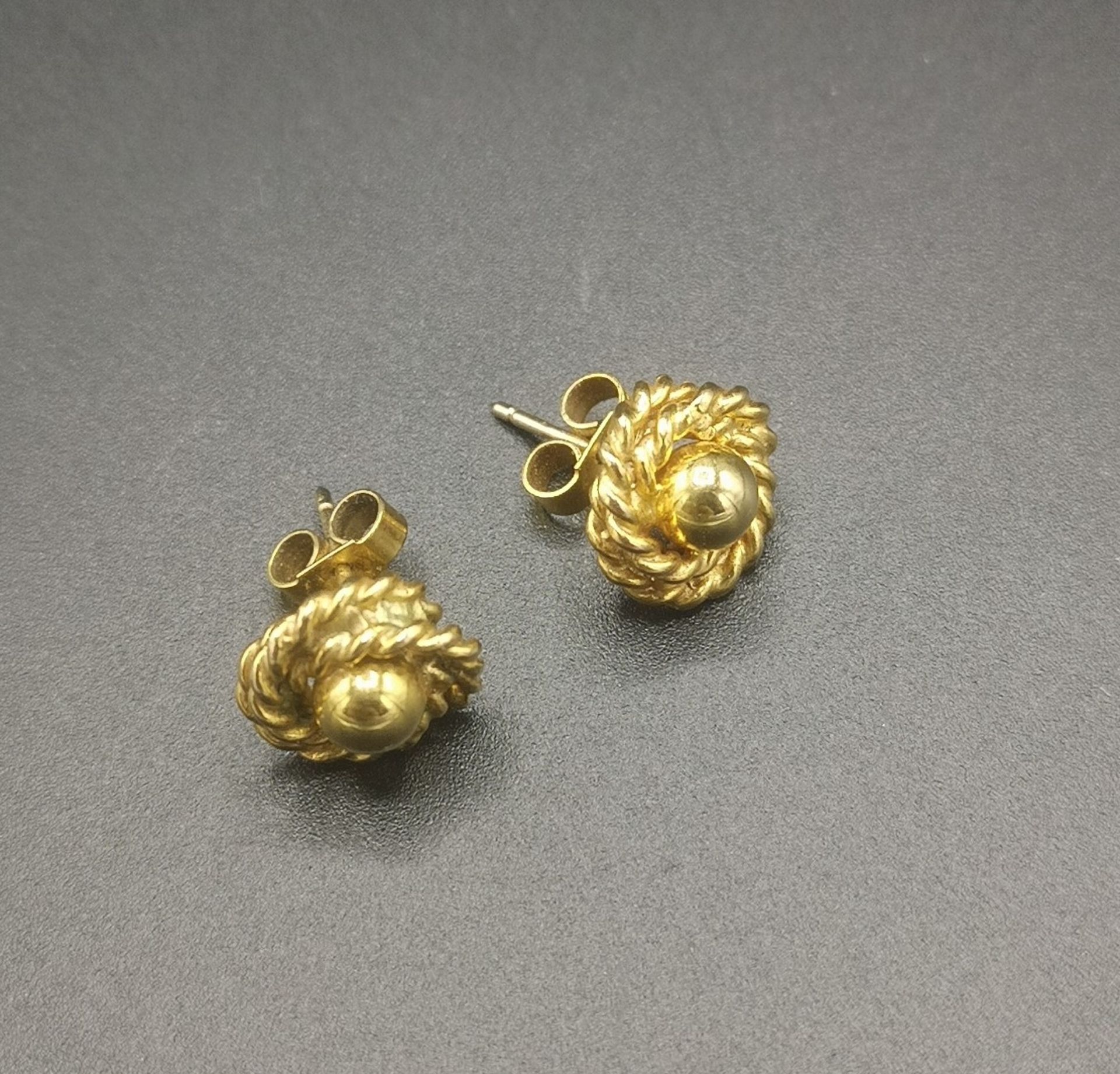 9ct gold pair or earrings