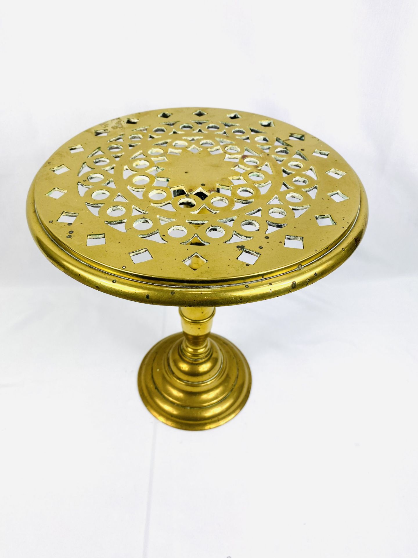 Brass kettle stand with brass kettle - Image 5 of 5