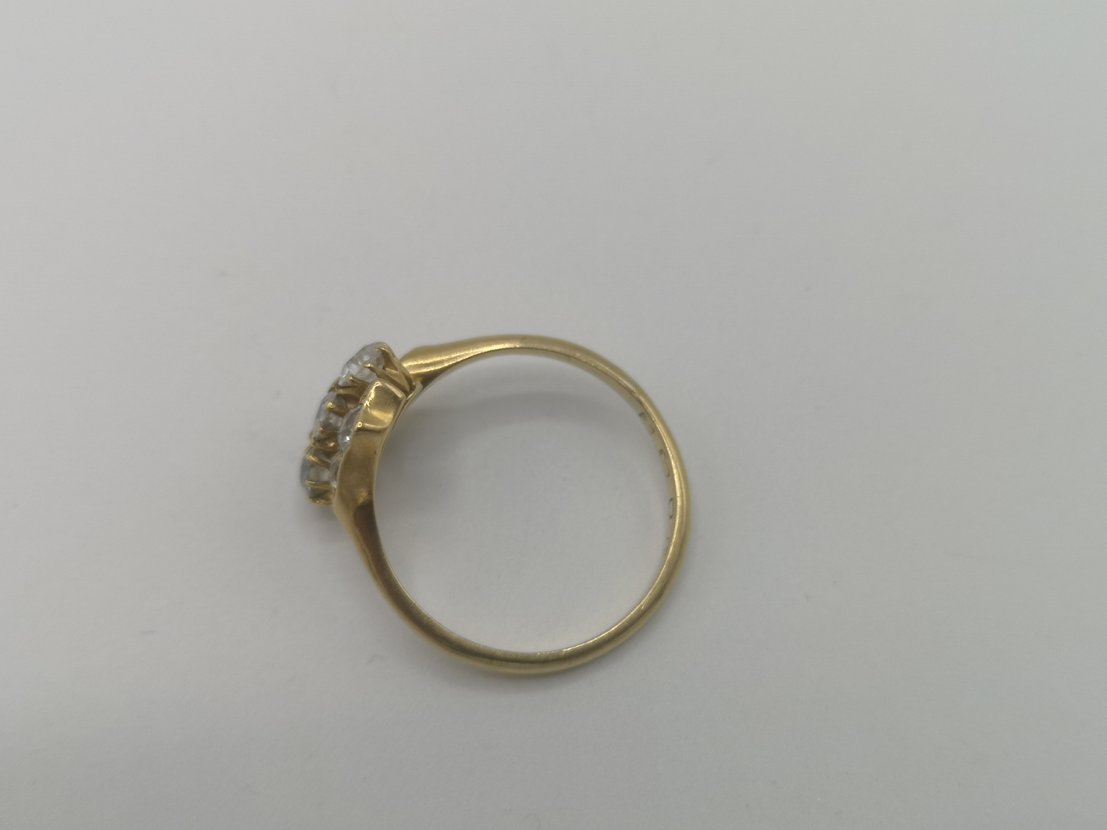 18ct gold ring set with seven diamonds - Image 5 of 6