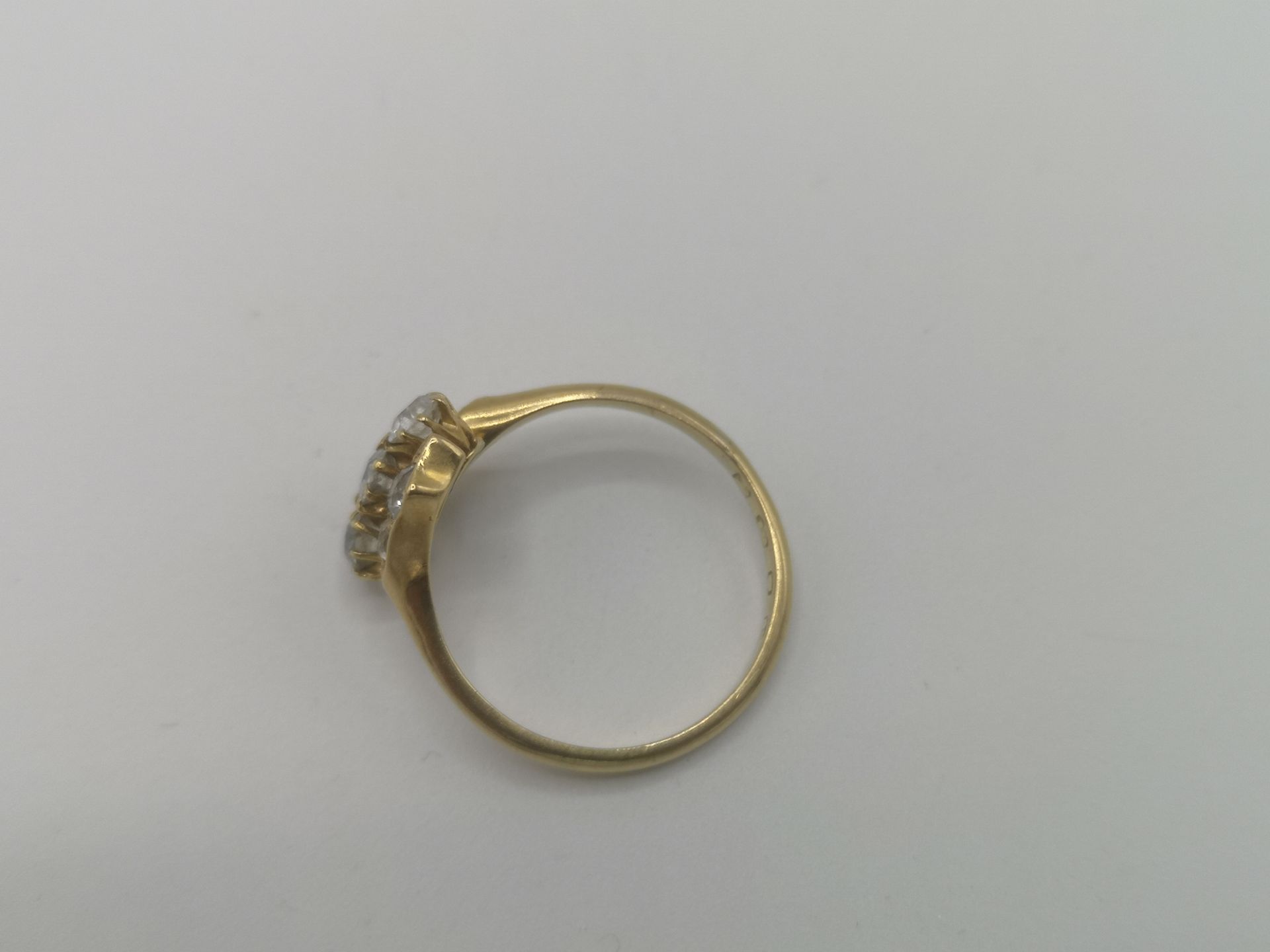 18ct gold ring set with seven diamonds - Image 5 of 6