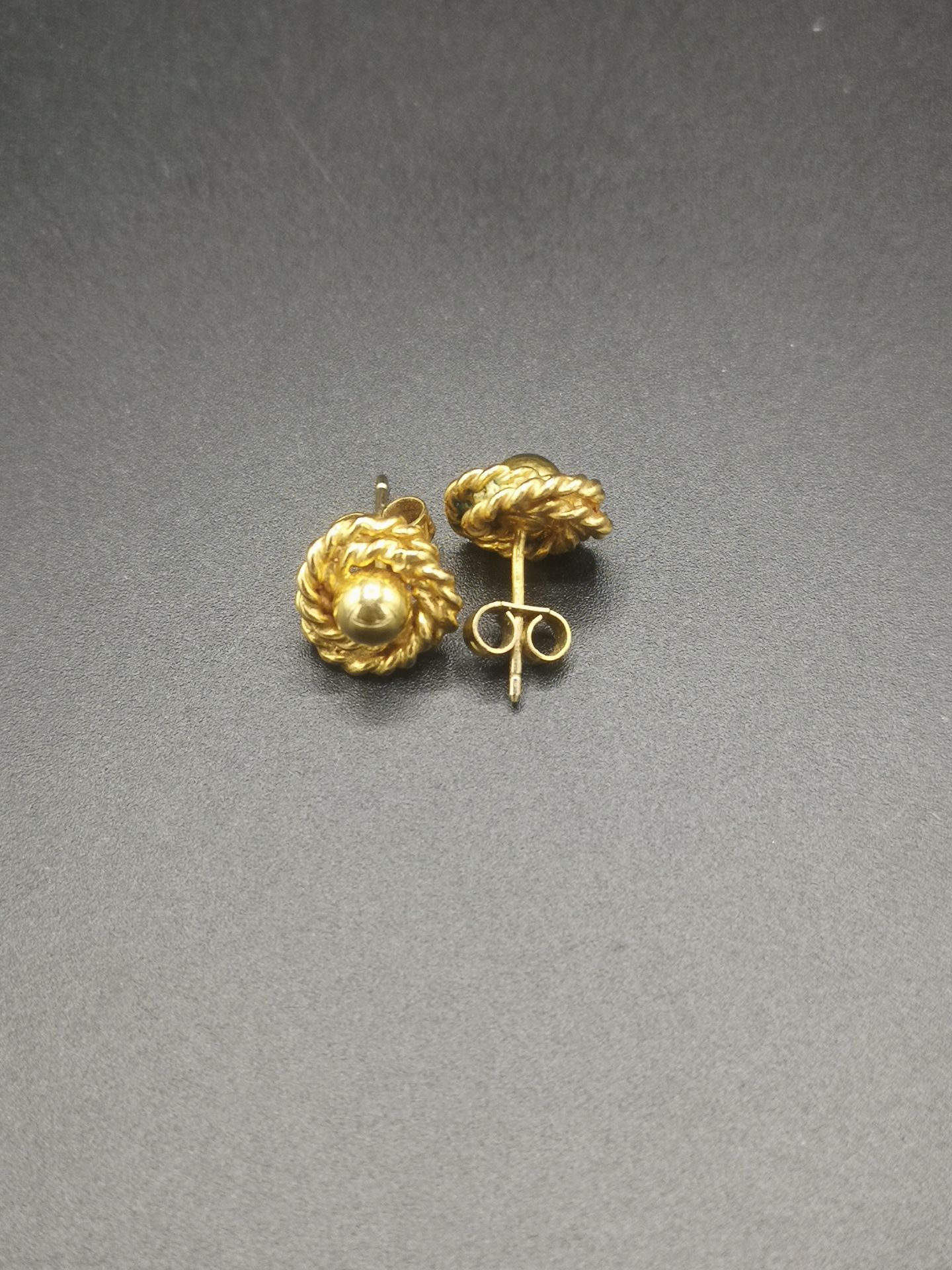 9ct gold pair or earrings - Image 3 of 3