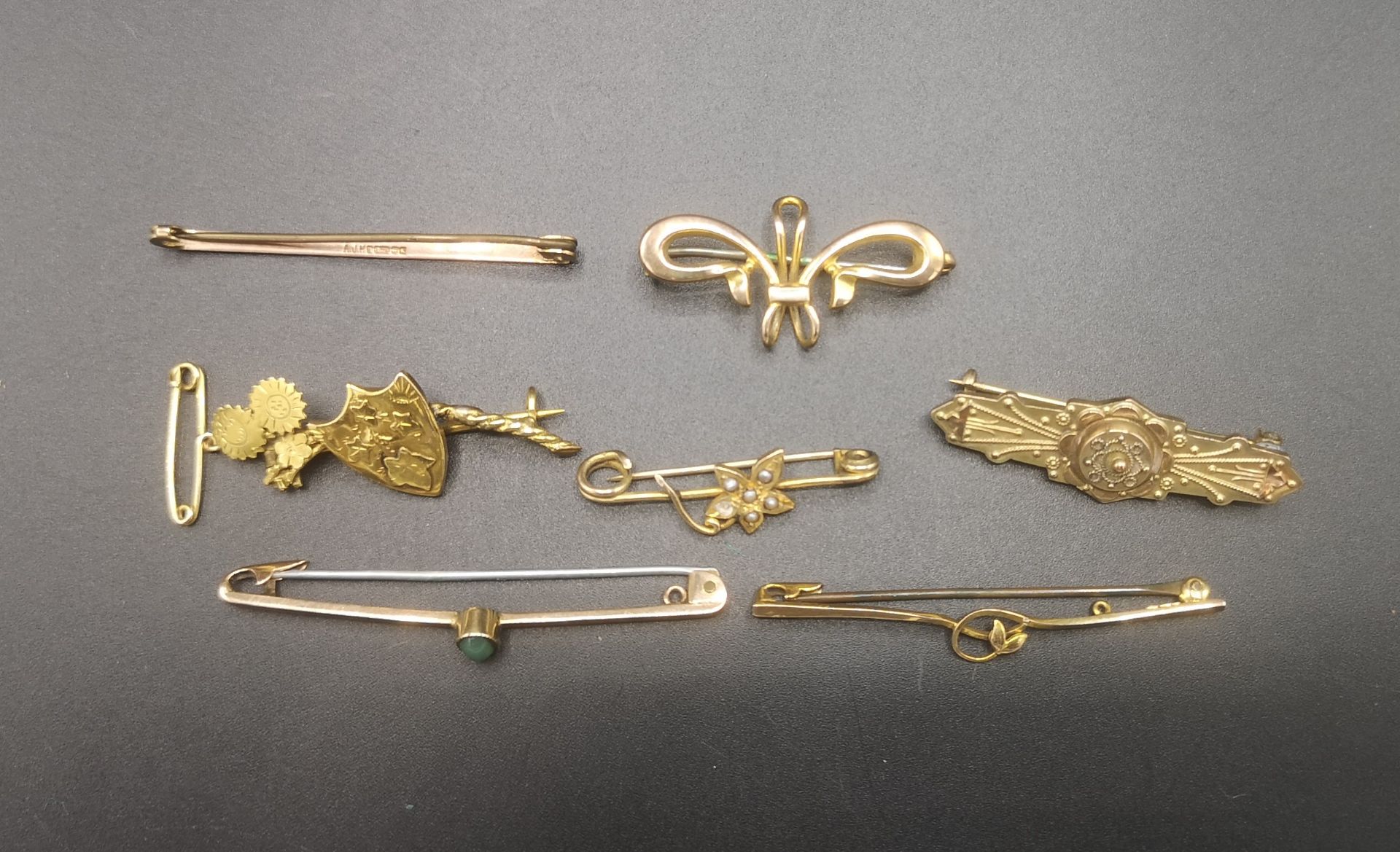 Collection of 9ct gold brooches and tie pins