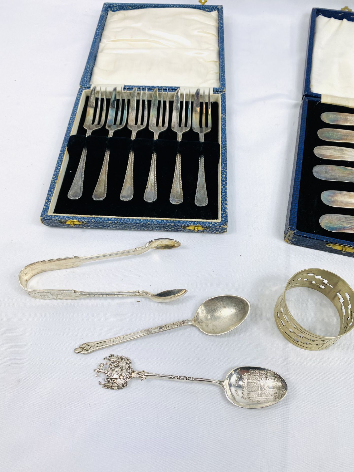 Boxed set of six silver handled knives together with other items - Bild 3 aus 3