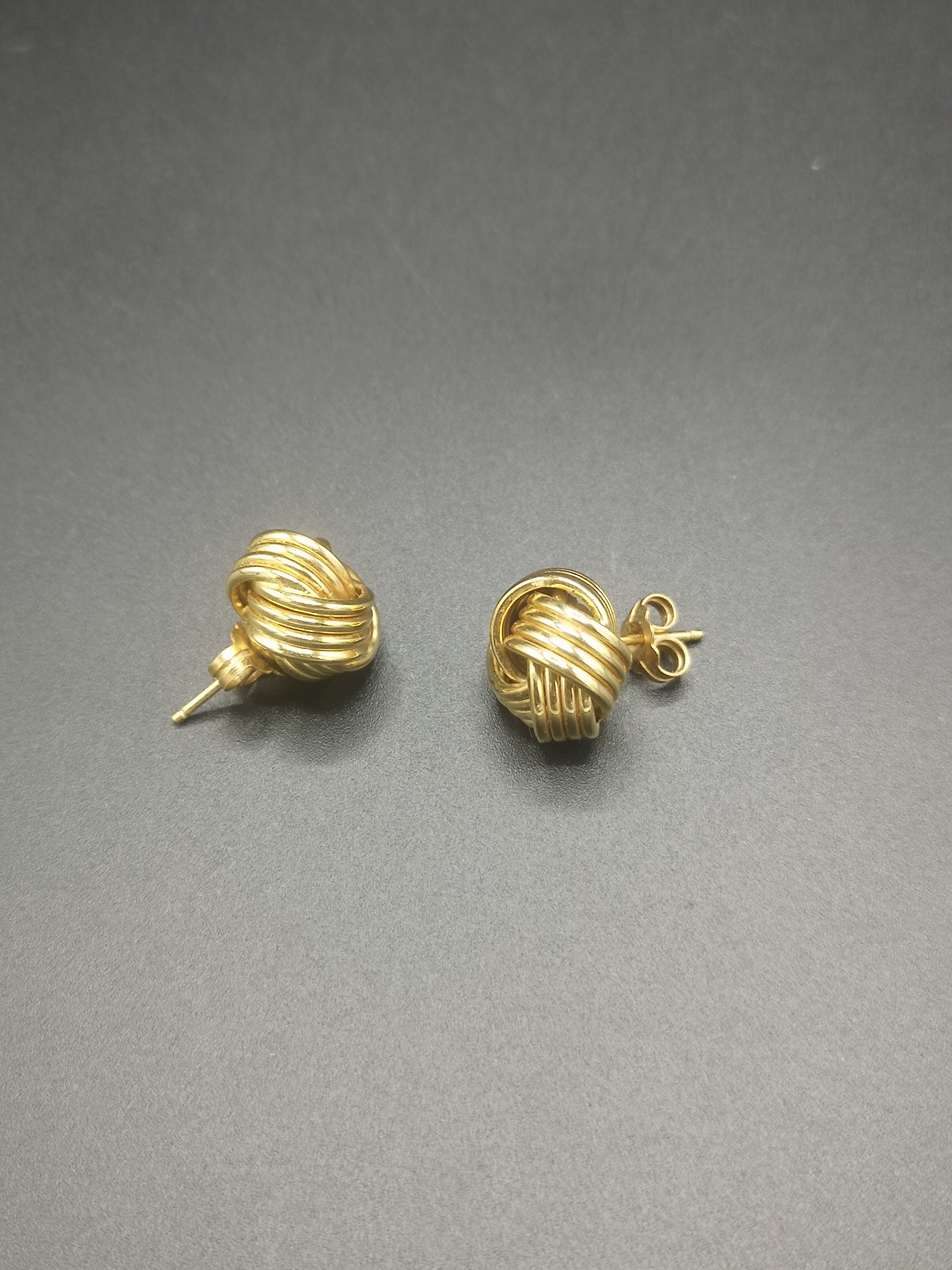 Pair of 18ct gold earrings - Image 2 of 4