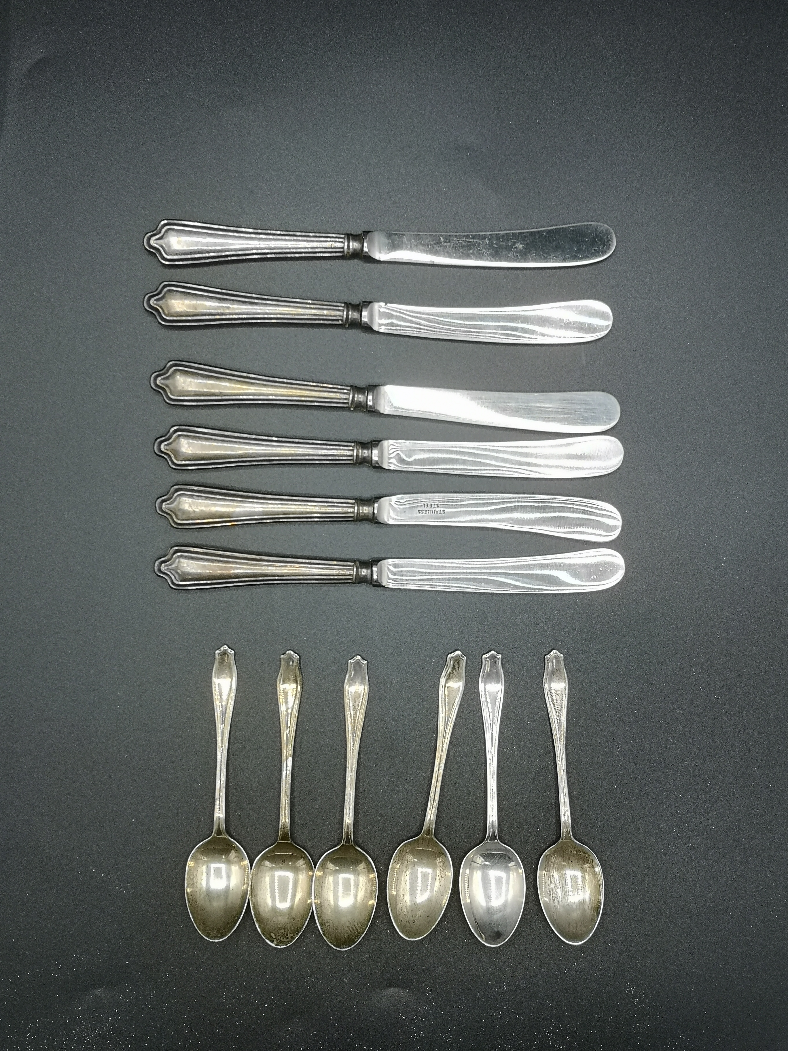 Six silver tea spoons together with six silver handled knives