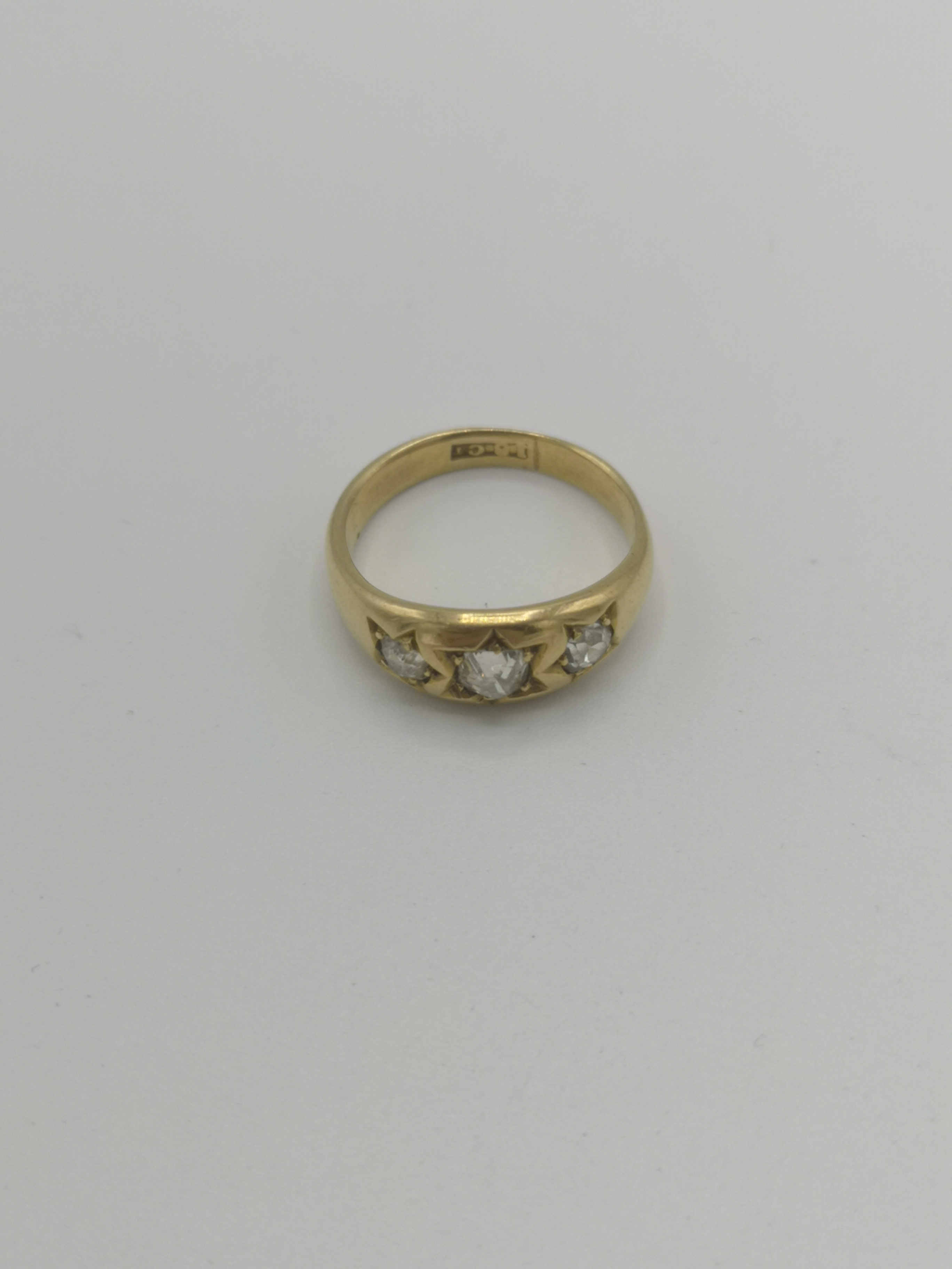 18ct gold ring set with three diamonds - Image 5 of 5