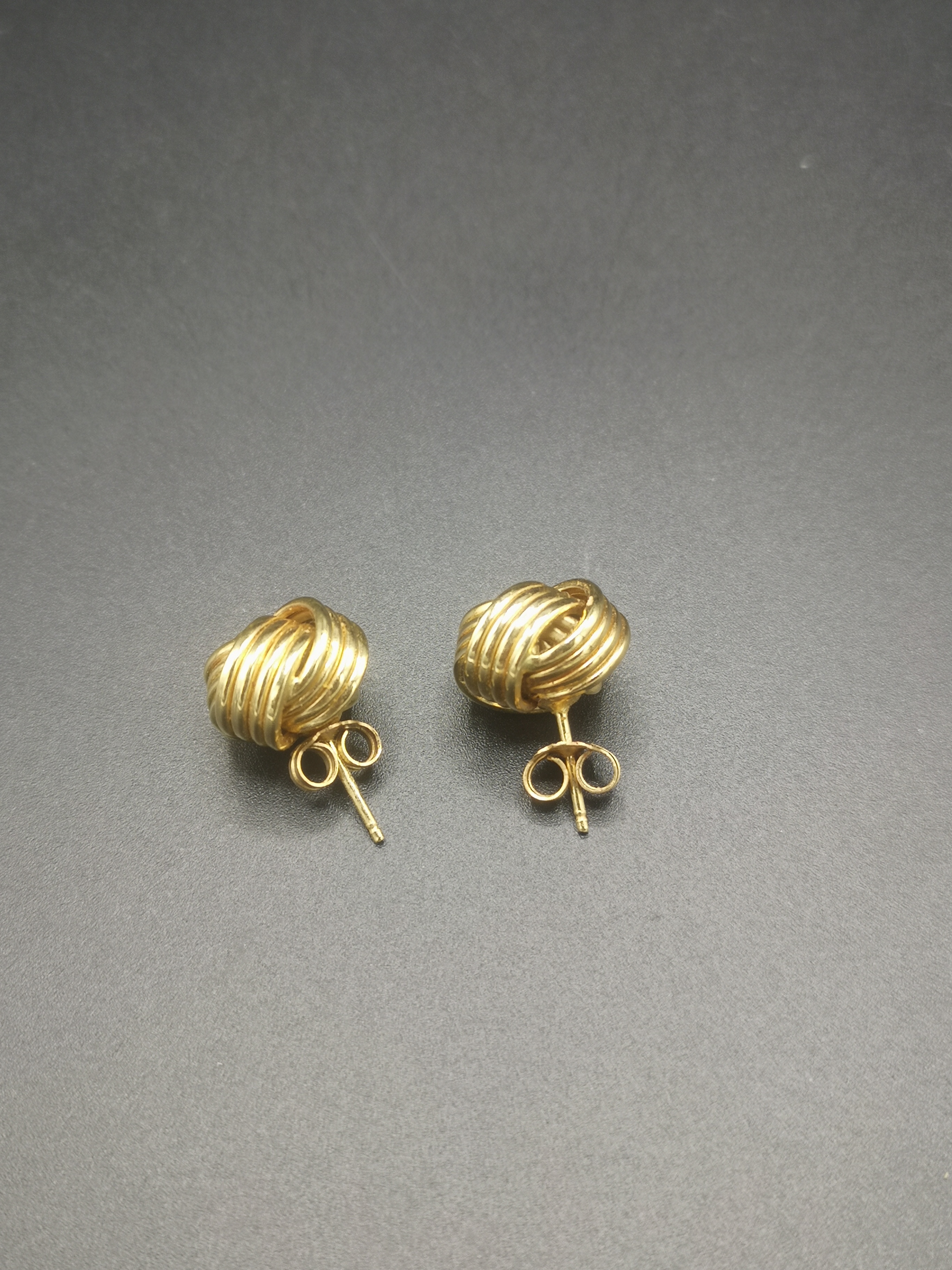 Pair of 18ct gold earrings - Image 3 of 4